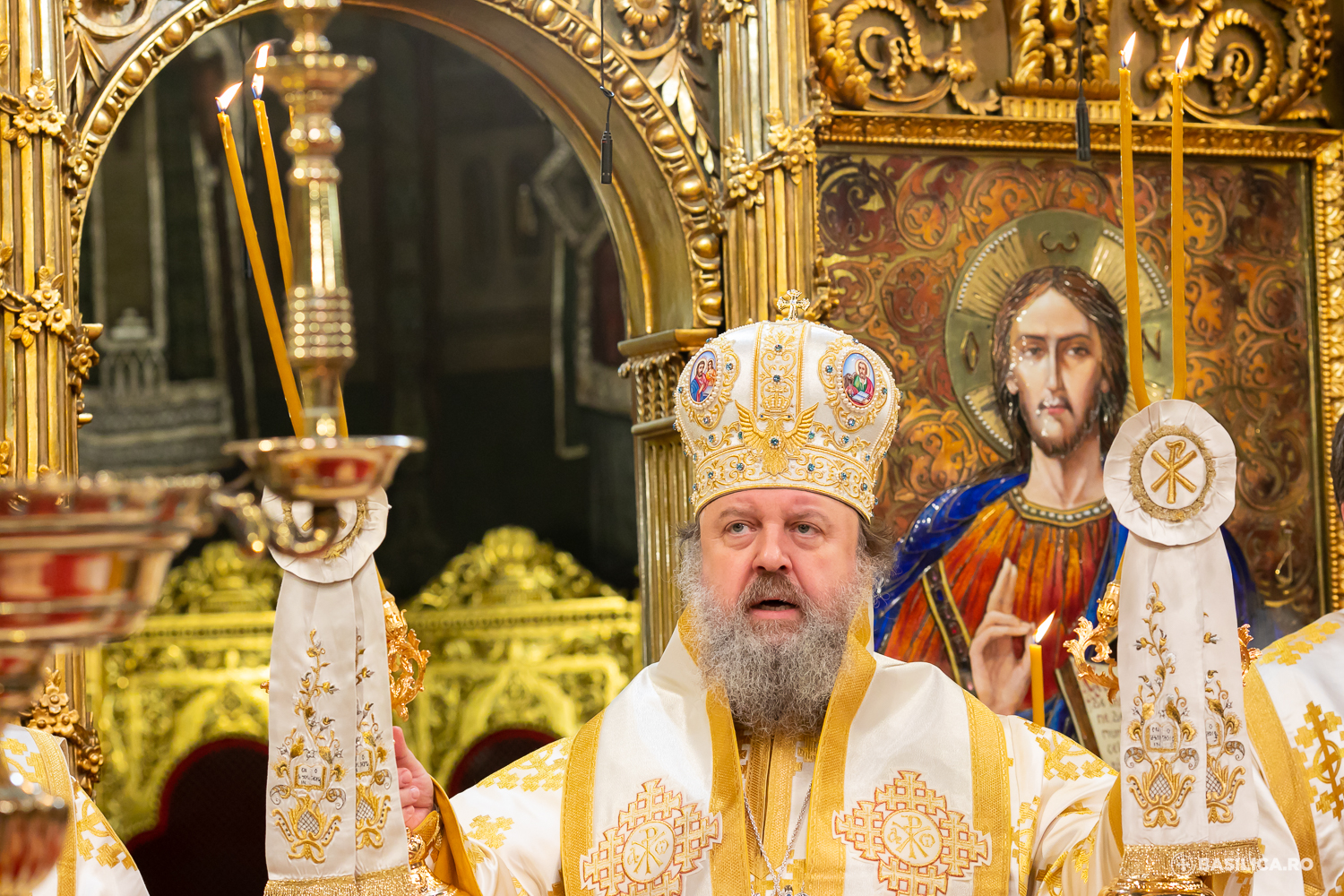 Episcopii vicari Varlaam Ploieșteanul și Timotei Prahoveanul au oficiat Liturghia Sfântului Vasile cel Mare în prima zi din 2023