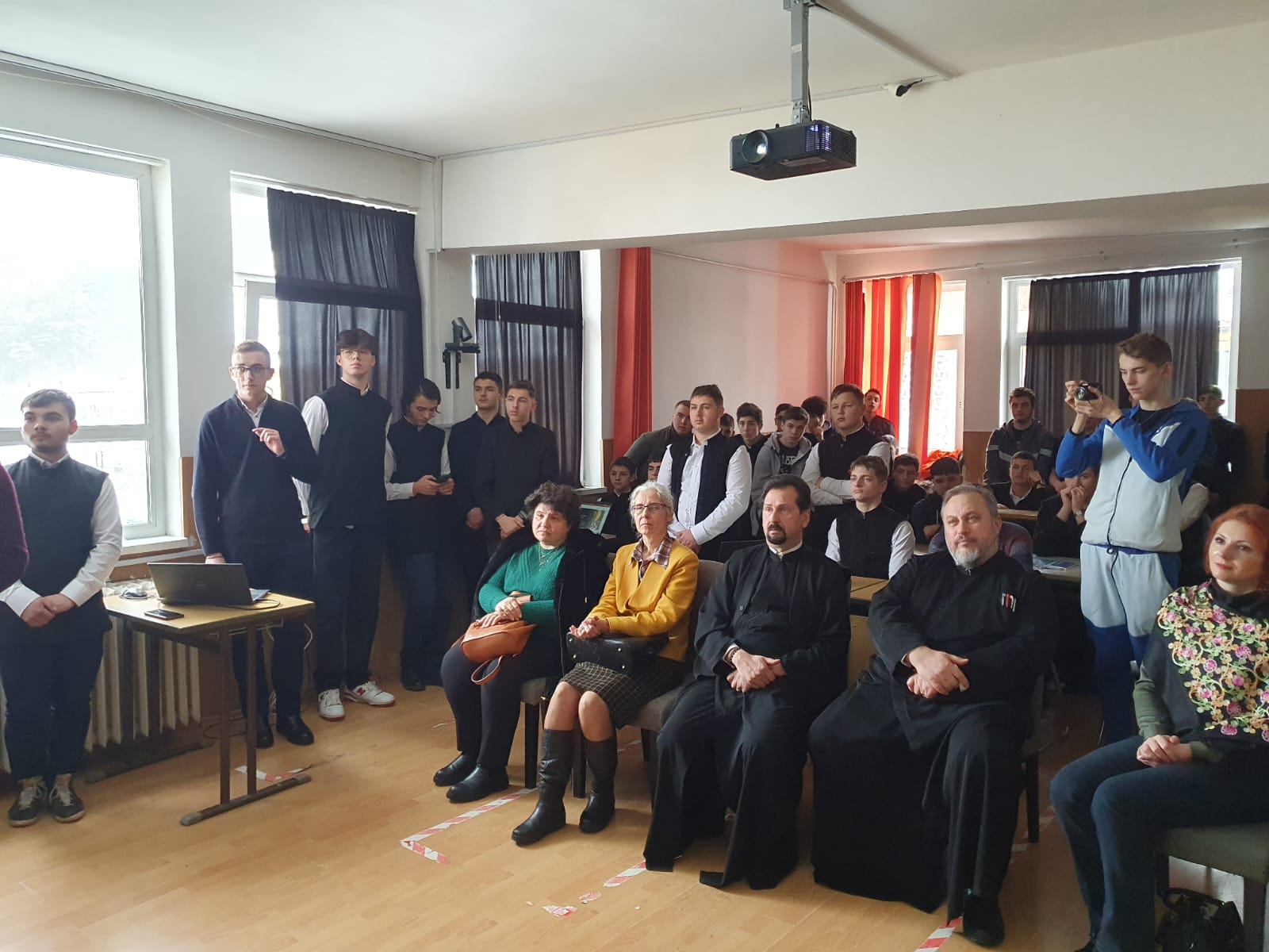 Sfinții Trei Ierarhi, cinstiți de către profesorii și elevii Liceului Teologic Ortodox din Piatra Neamț