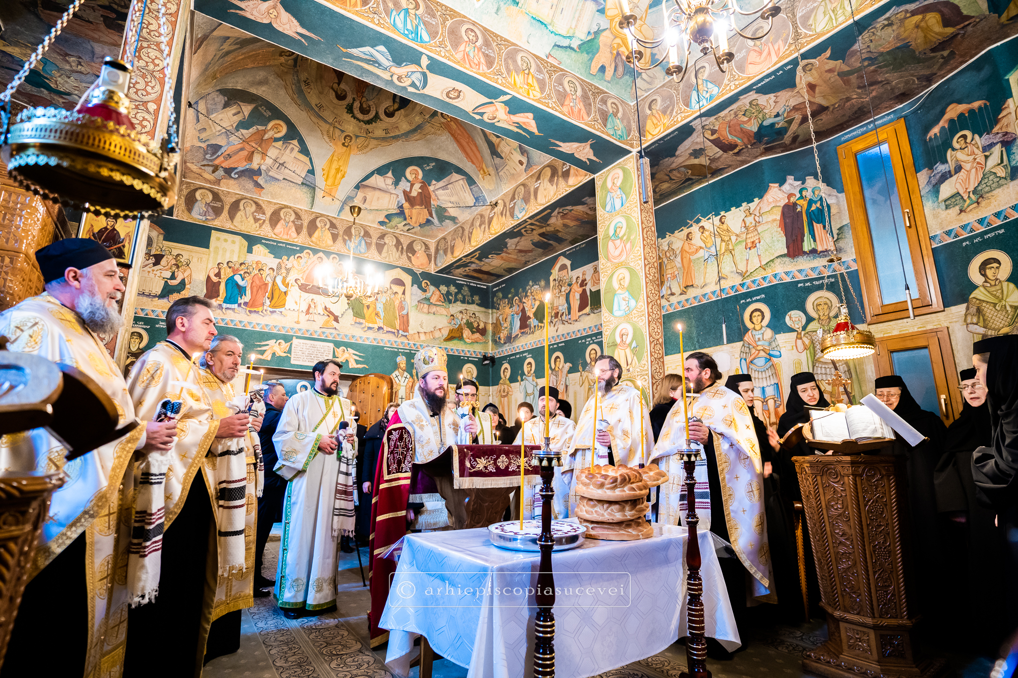 Simpozionul Național „Valori perene în creația Mitropolitului Bartolomeu Valeriu Anania” s-a încheiat cu o slujbă de pomenire a ierarhului la Mănăstirea Dragomirna