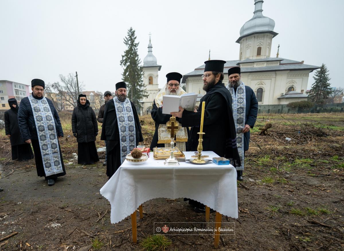 Slujbă de binecuvântare la debutul lucrărilor Așezământului Spitalicesc „Precista” din Roman
