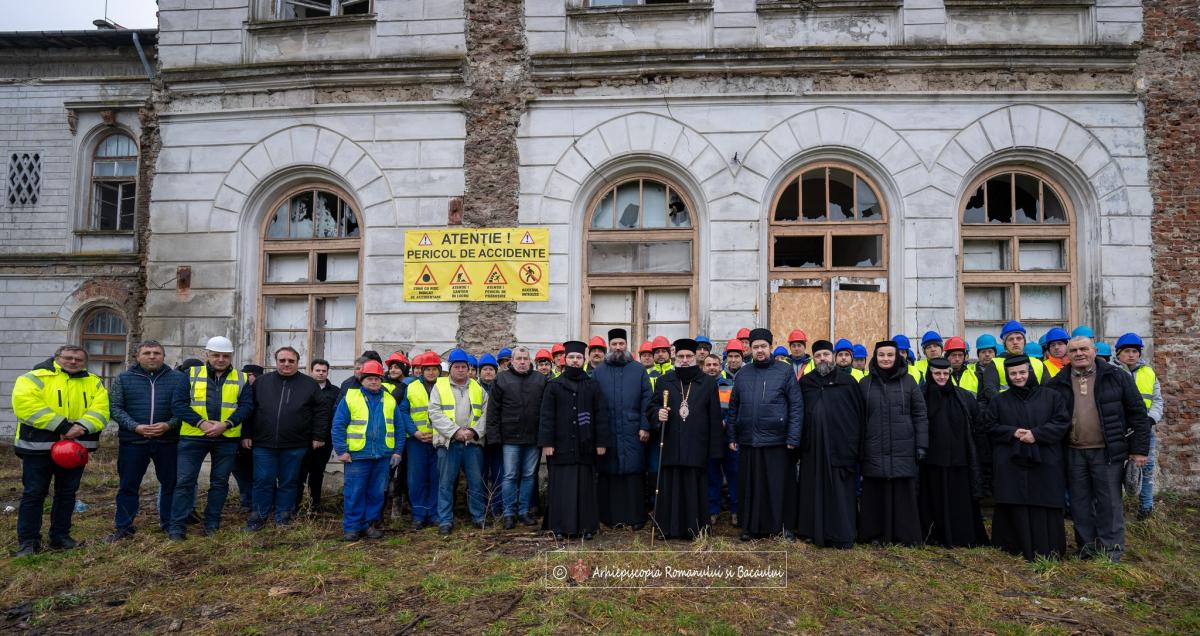 Slujbă de binecuvântare la debutul lucrărilor Așezământului Spitalicesc „Precista” din Roman