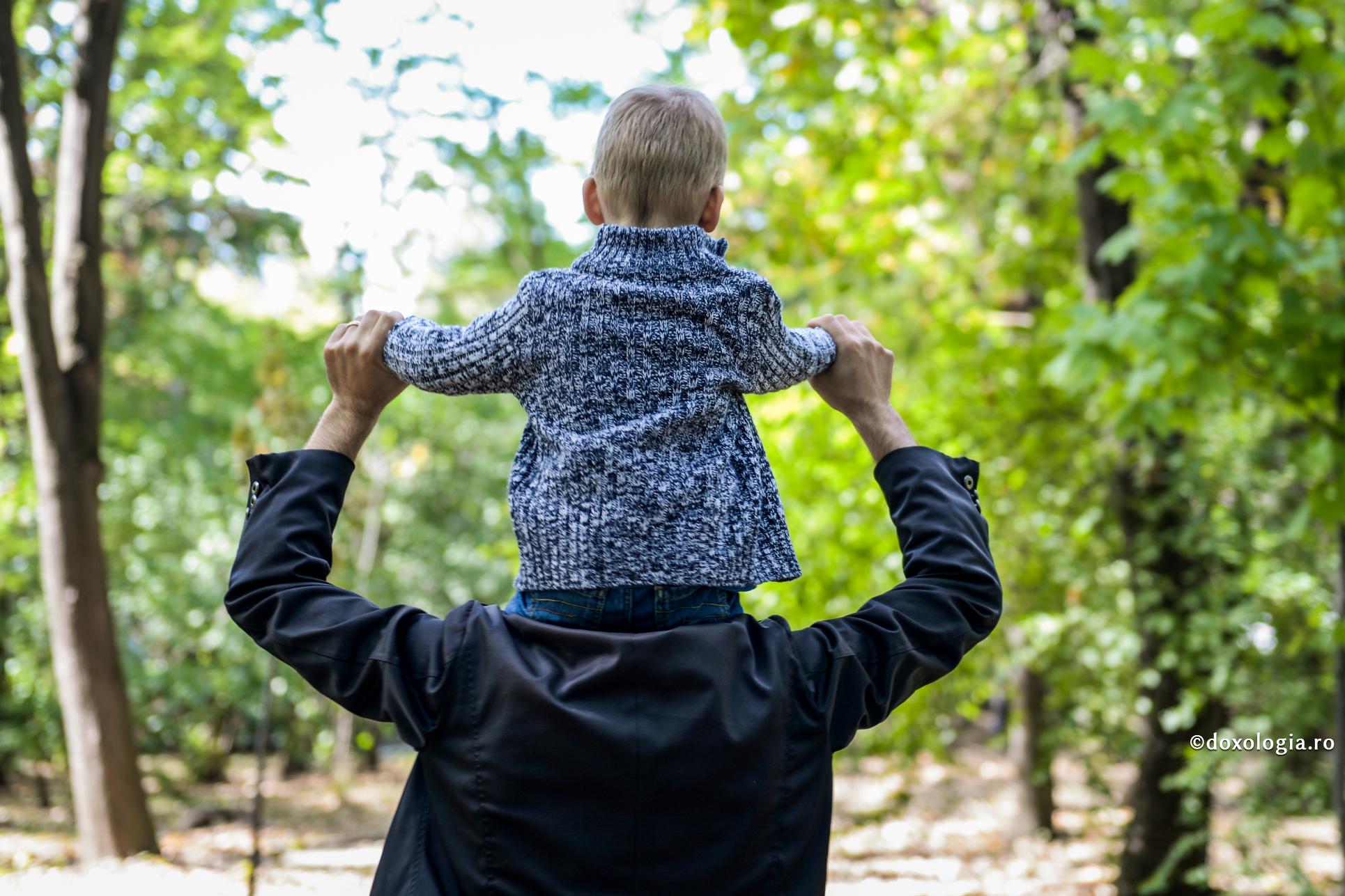 copil în spatele tatălui