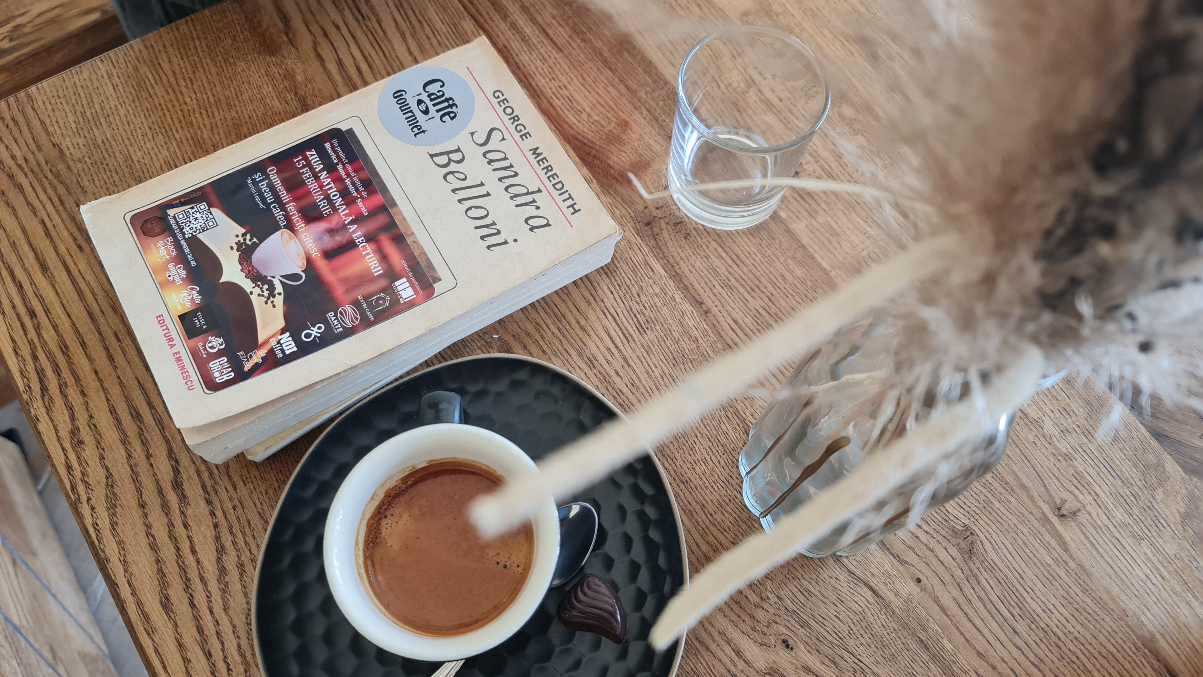 Cafenelele din Piatra Neamț i-au invitat pe clienți să citească, de Ziua Lecturii, cu sprijinul unei parohii din oraș