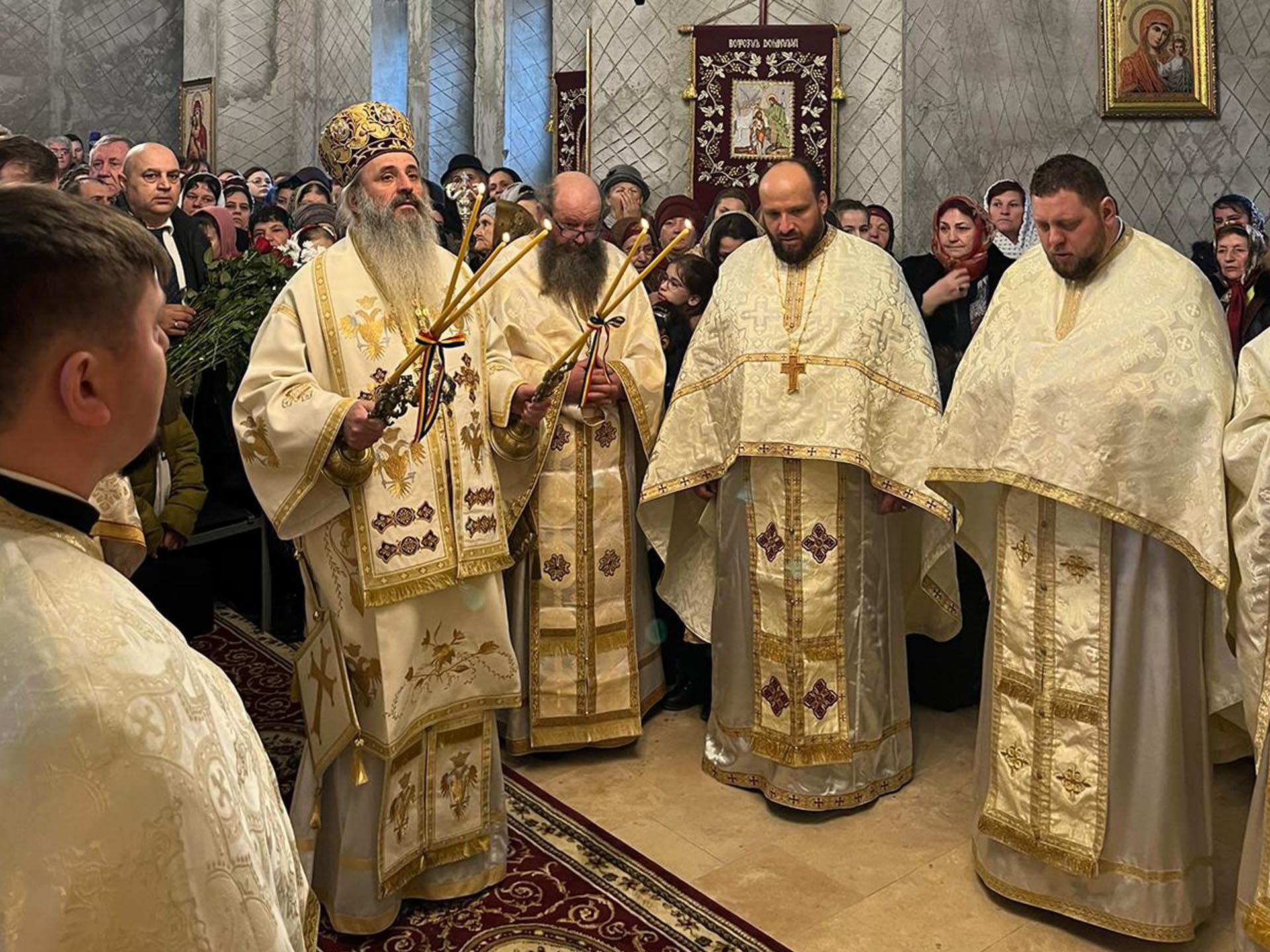 Înaltpreasfințitul Teofan a slujit la Parohia Pietriș, Dolhești