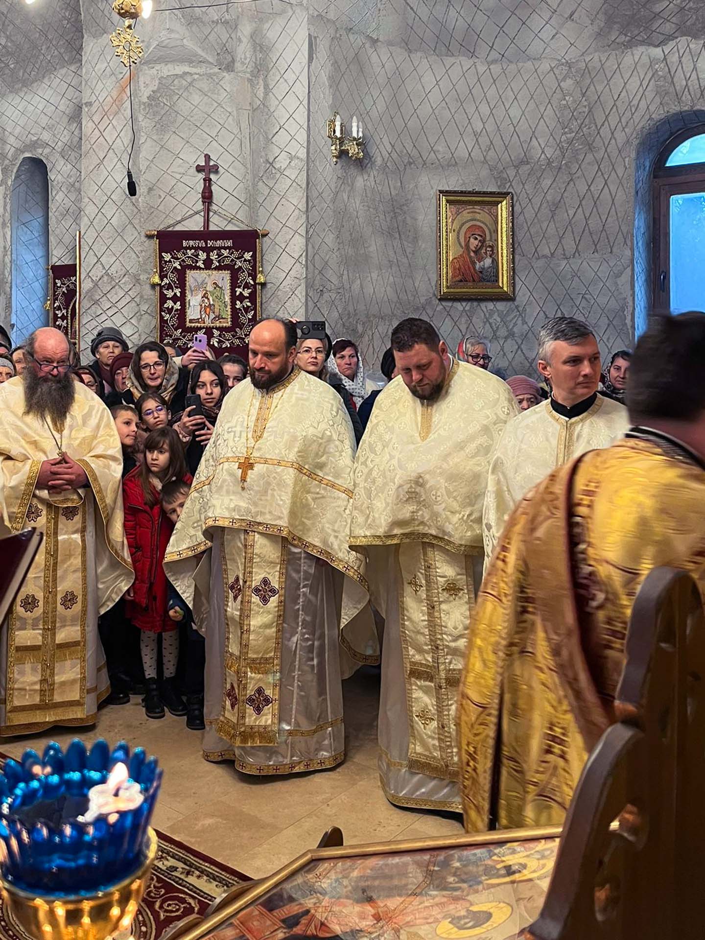 Înaltpreasfințitul Teofan a slujit la Parohia Pietriș, Dolhești