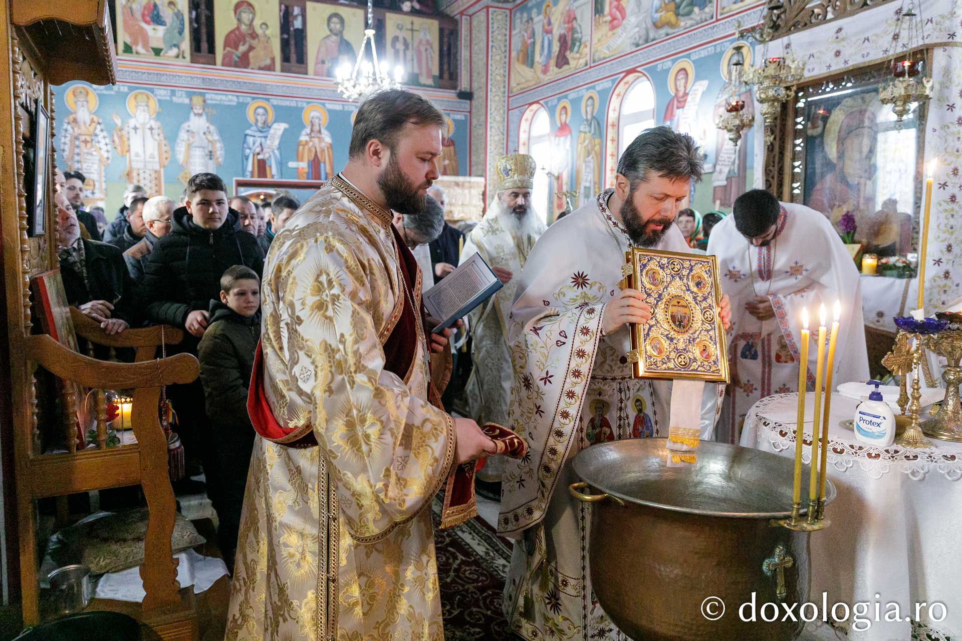 Cel de-al nouălea copil al preotului de la Parohia Frenciugi a fost botezat de PS Antonie