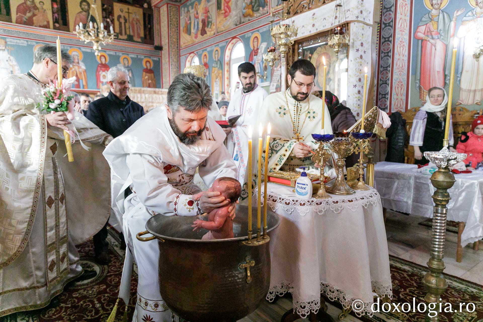 Cel de-al nouălea copil al preotului de la Parohia Frenciugi a fost botezat de PS Antonie