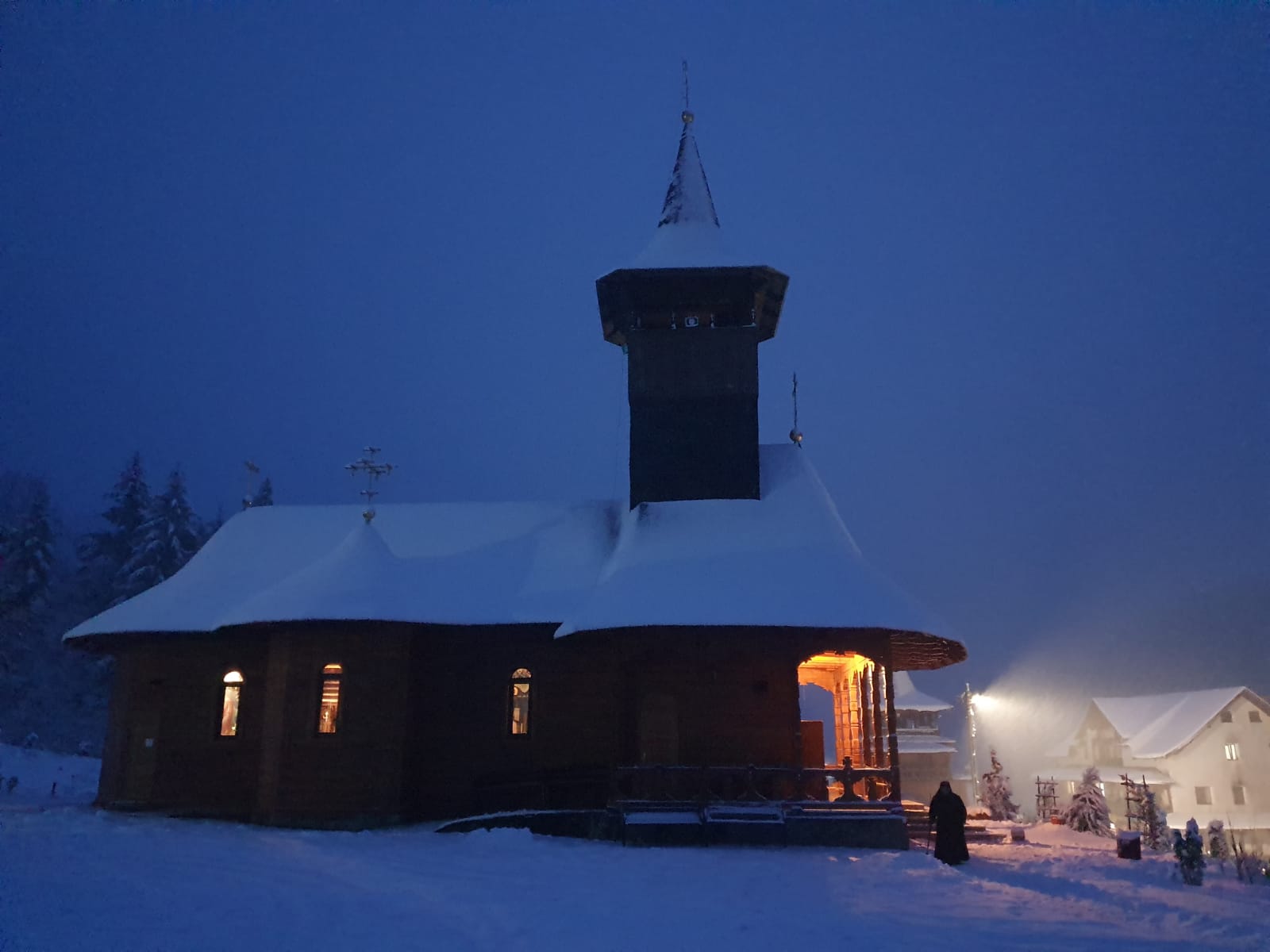 (Foto) Mănăstirea Paltin: isihie și ninsoare în prima zi a Postului Mare