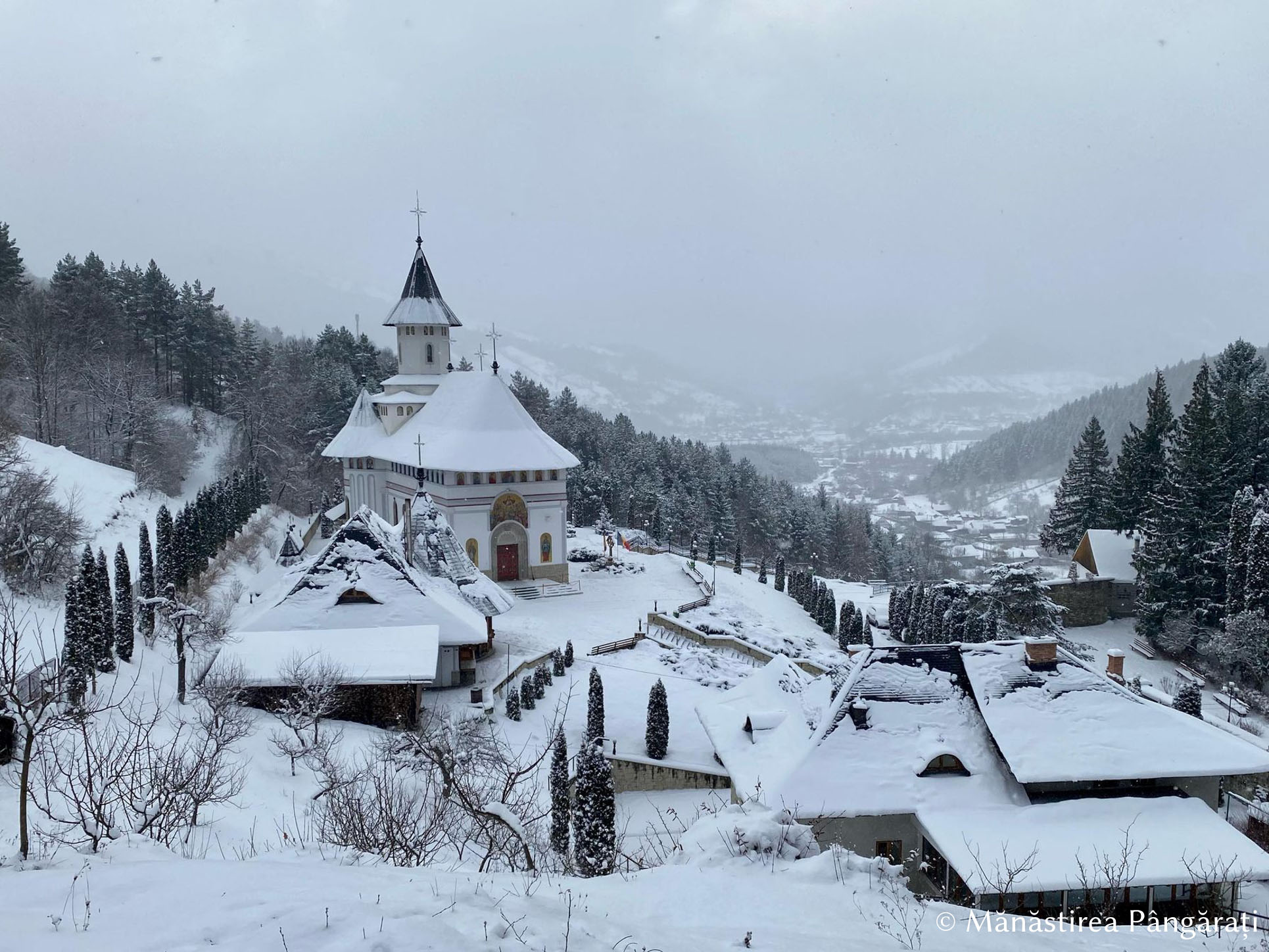 (Foto) Iarna peste Mănăstirea Pângărați