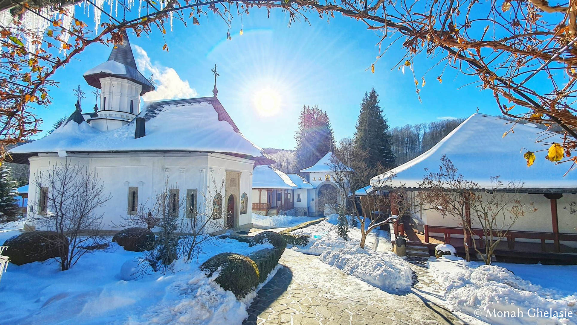 (Foto) Feerie de iarnă la Mănăstirea Sihăstria