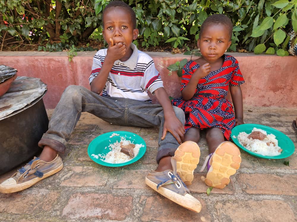 Moşii de Iarnă la Centrul Misionar din Kidamali