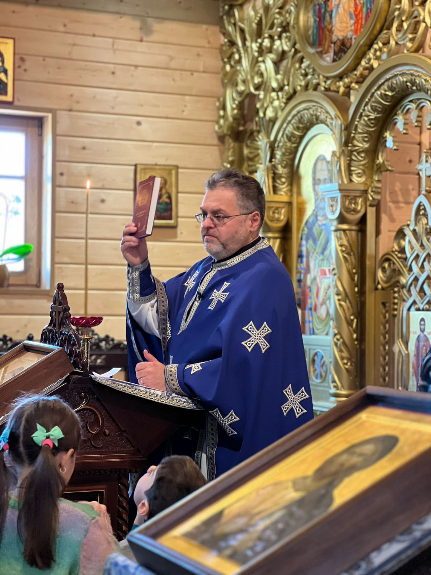 Noul Testament cu Psalmii, oferit gratuit la München. Dar duhovnicesc pentru credincioșii Parohiei Ortodoxe Române „Buna Vestire” din capitala bavareză