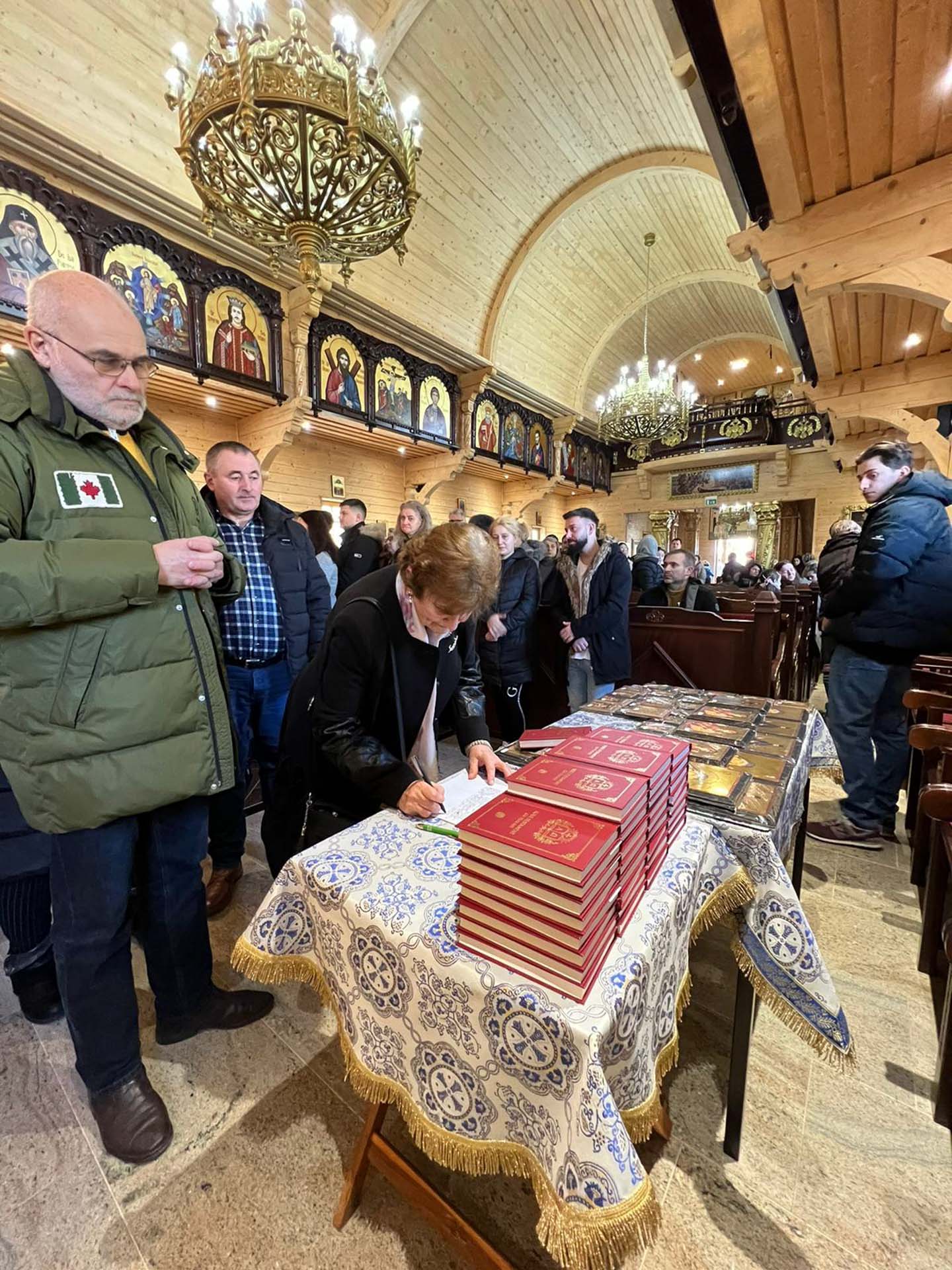 Noul Testament cu Psalmii, oferit gratuit la München. Dar duhovnicesc pentru credincioșii Parohiei Ortodoxe Române „Buna Vestire” din capitala bavareză