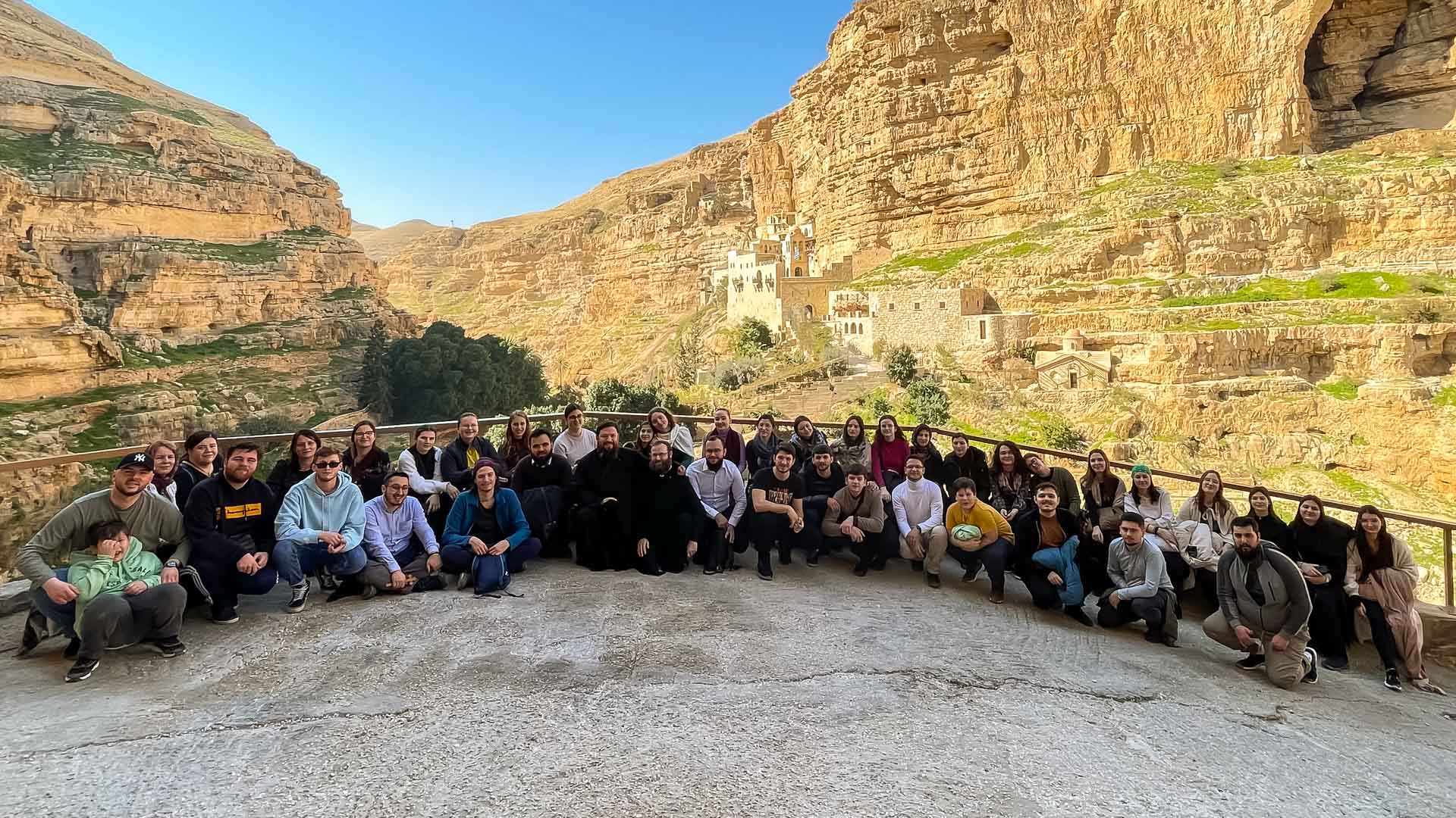 Tineri pelerini prin Țara Sfântă