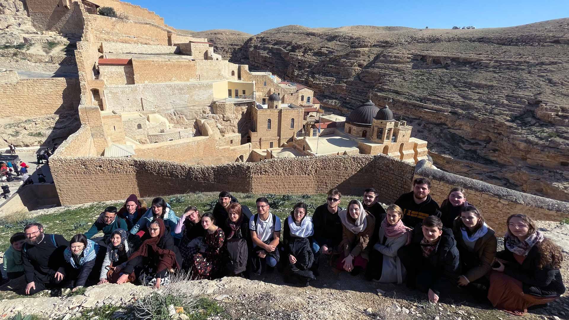 Tineri pelerini prin Țara Sfântă