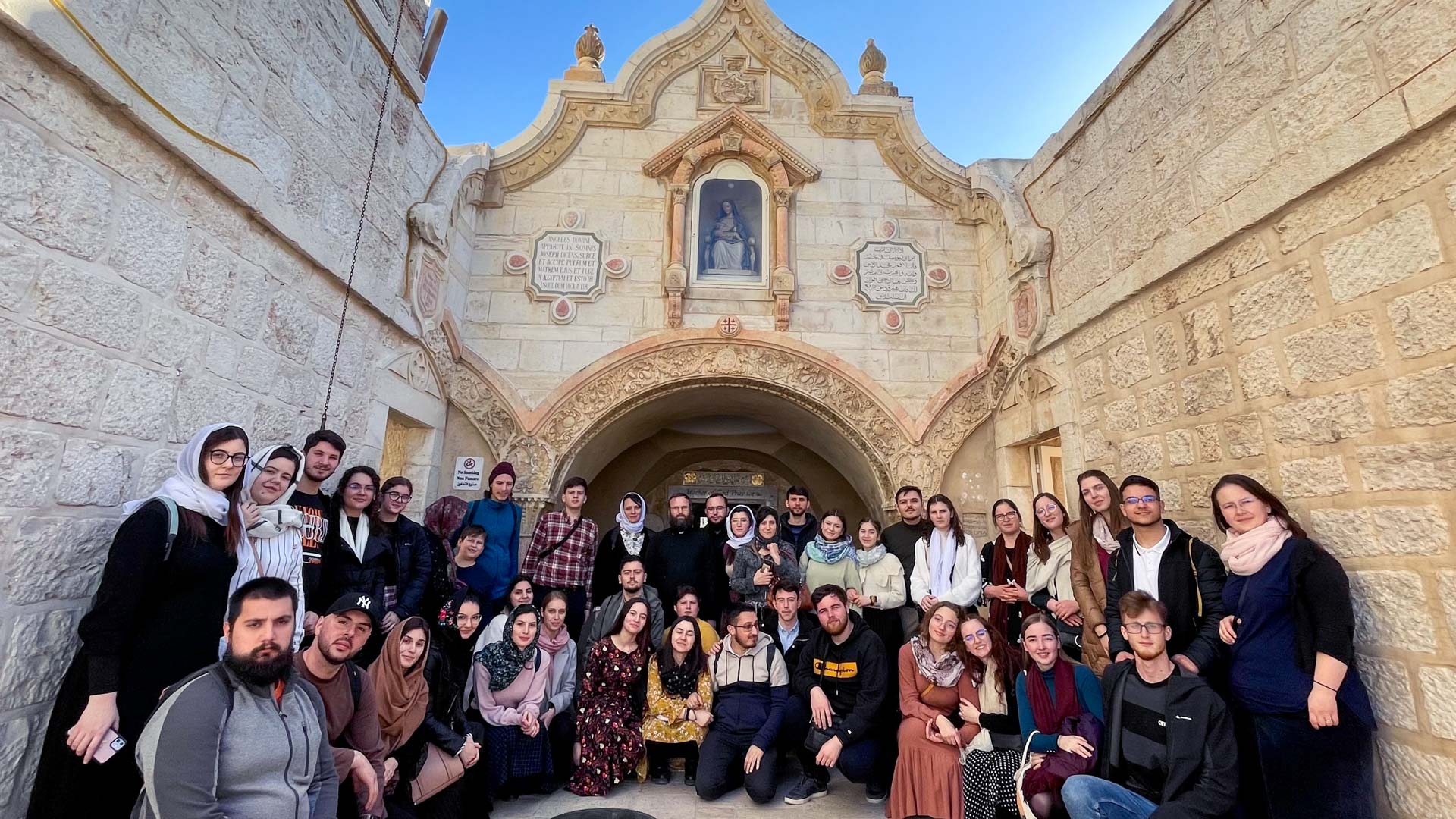 Tineri pelerini prin Țara Sfântă