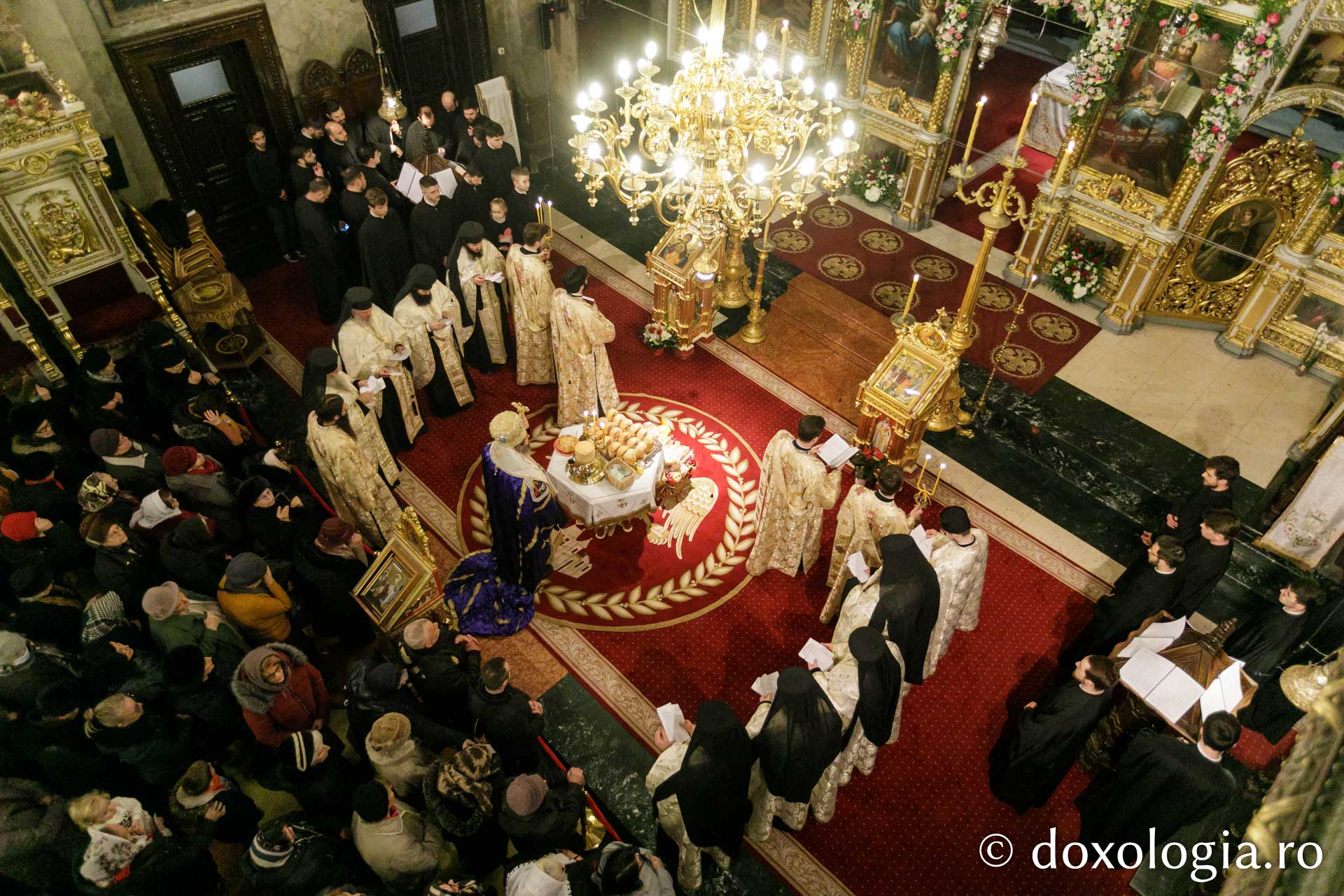 (Foto) Priveghere la praznicul Întâmpinării Domnului, la Catedrala Mitropolitană din Iași 2023