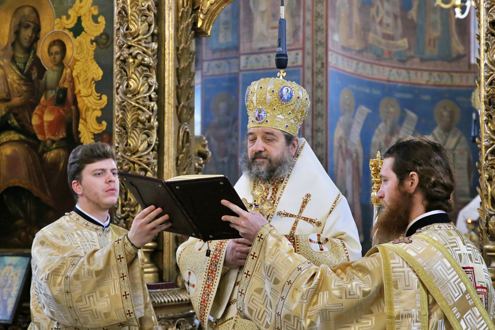 Slujbă arhierească la Biserica „Sfinții Apostoli Petru și Pavel” Bărboi