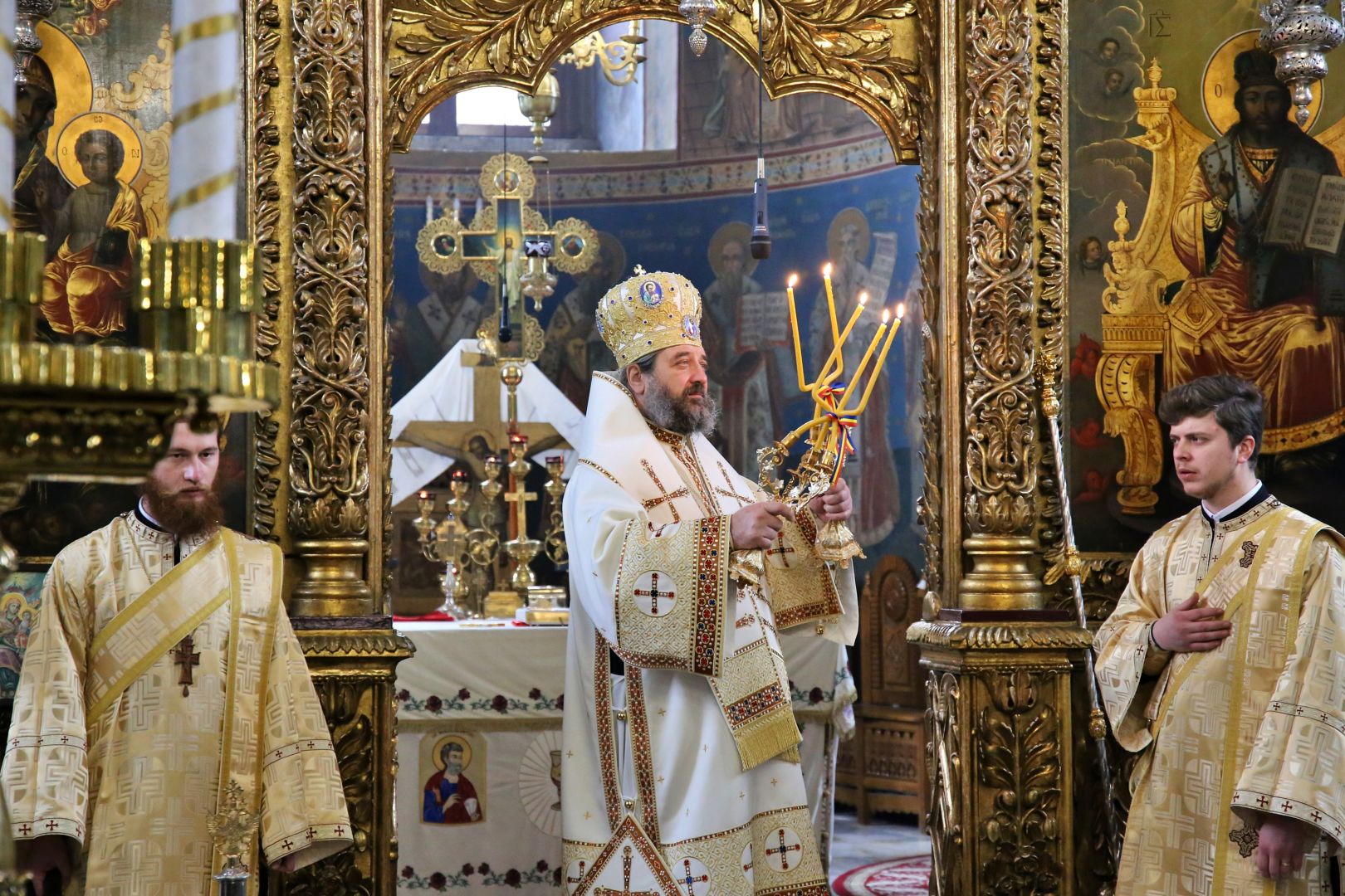 Slujbă arhierească la Biserica „Sfinții Apostoli Petru și Pavel” Bărboi