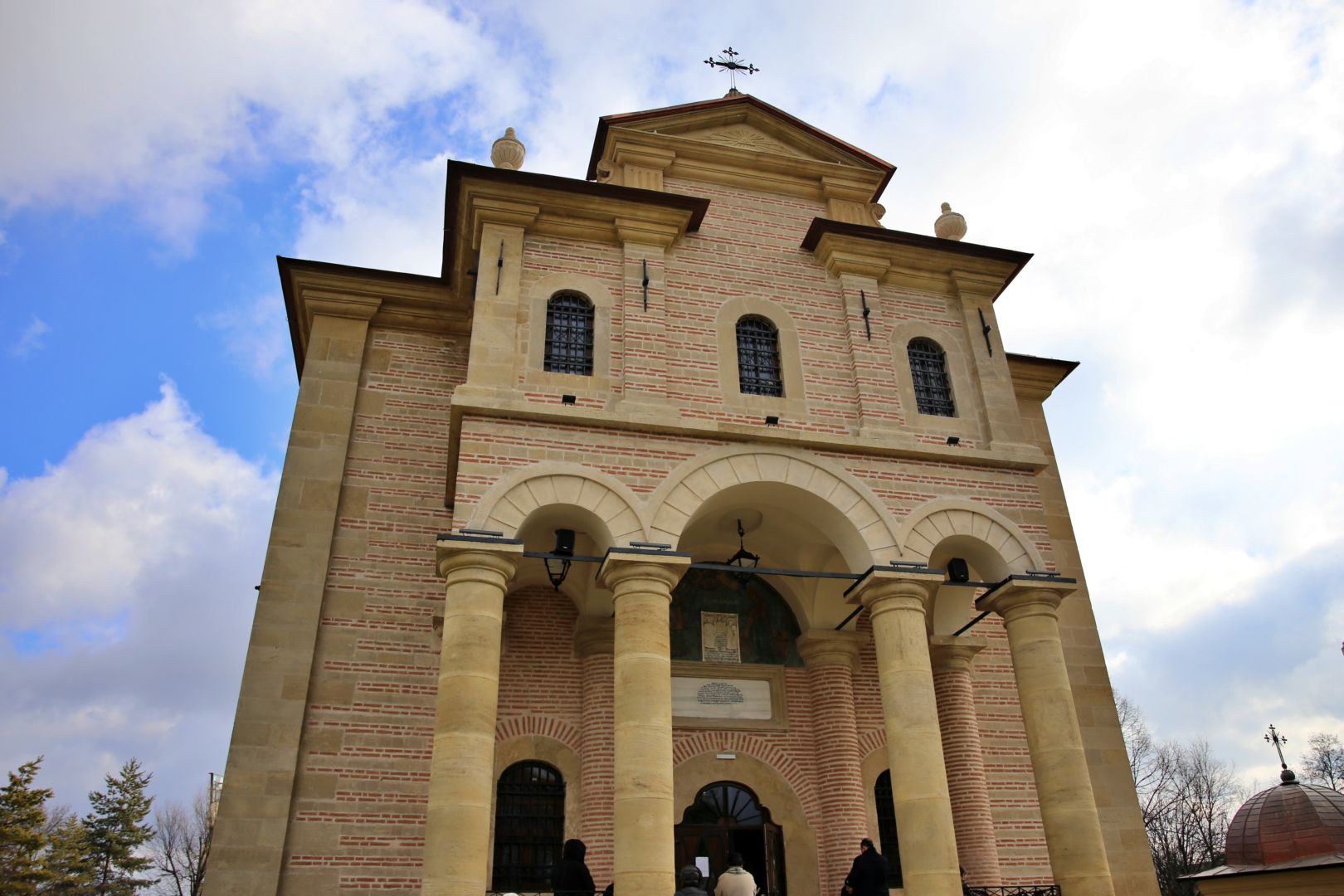 Slujbă arhierească la Biserica „Sfinții Apostoli Petru și Pavel” Bărboi