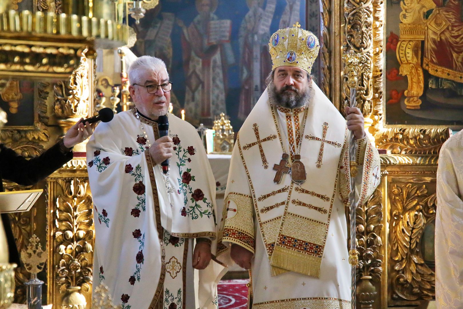 Slujbă arhierească la Biserica „Sfinții Apostoli Petru și Pavel” Bărboi