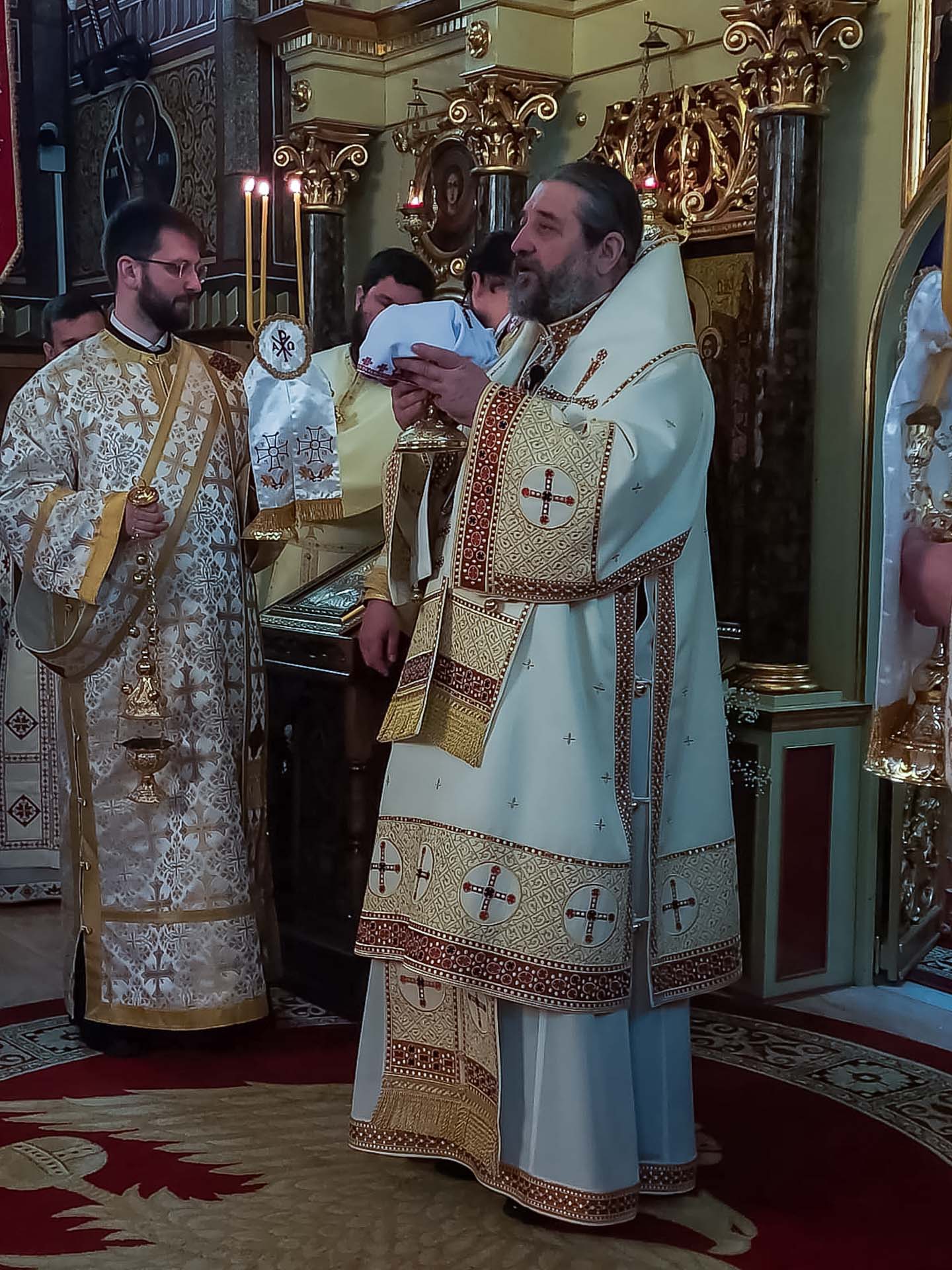 Duminica Iertării, în Parohia Mândruloc. Liturghie Arhierească și Parastas pentru mama Pr. Stareț de la Mănăstirea „Sfinții Trei Ierarhi” din Iași