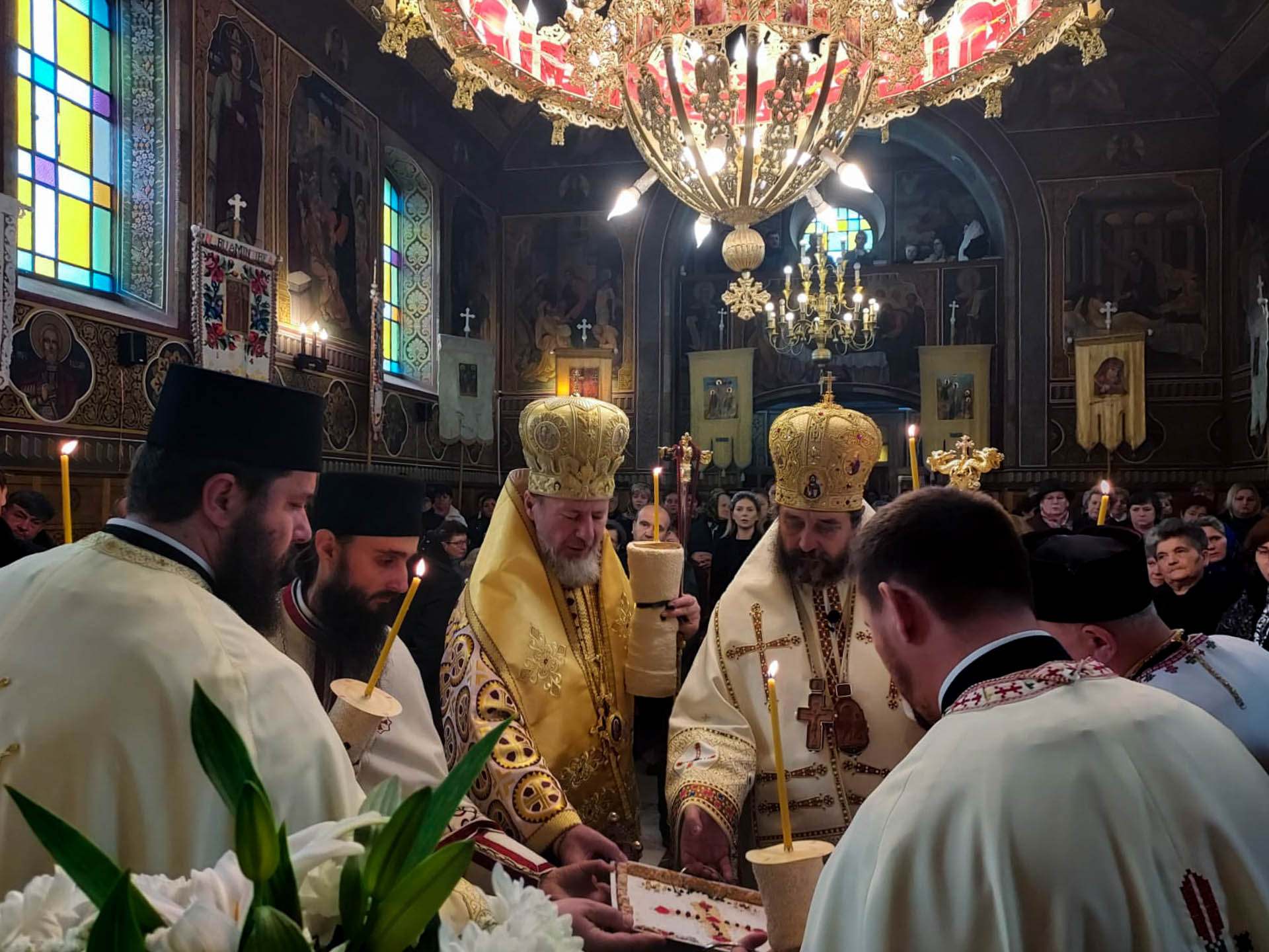 Duminica Iertării, în Parohia Mândruloc. Liturghie Arhierească și Parastas pentru mama Pr. Stareț de la Mănăstirea „Sfinții Trei Ierarhi” din Iași