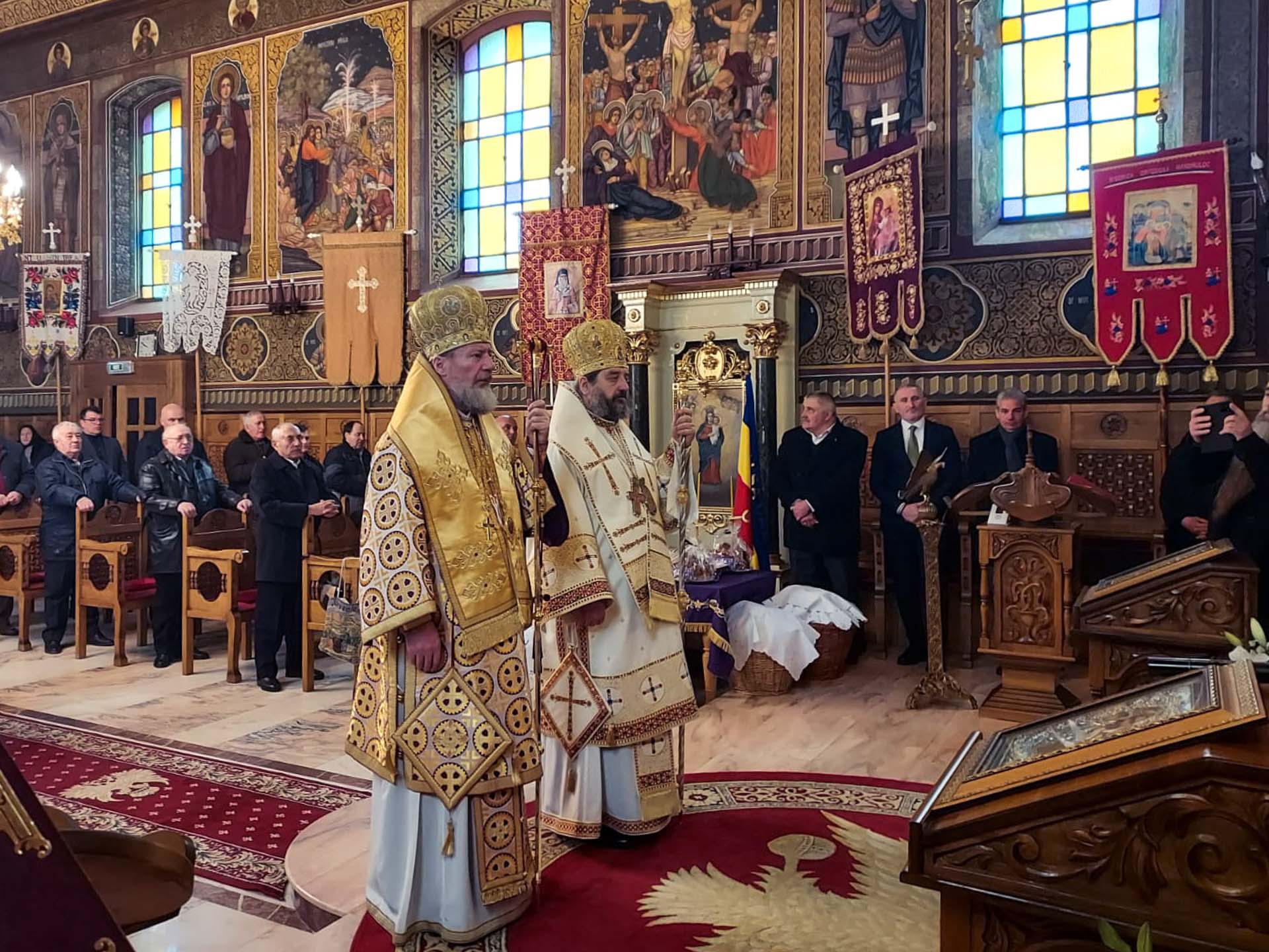 Duminica Iertării, în Parohia Mândruloc. Liturghie Arhierească și Parastas pentru mama Pr. Stareț de la Mănăstirea „Sfinții Trei Ierarhi” din Iași