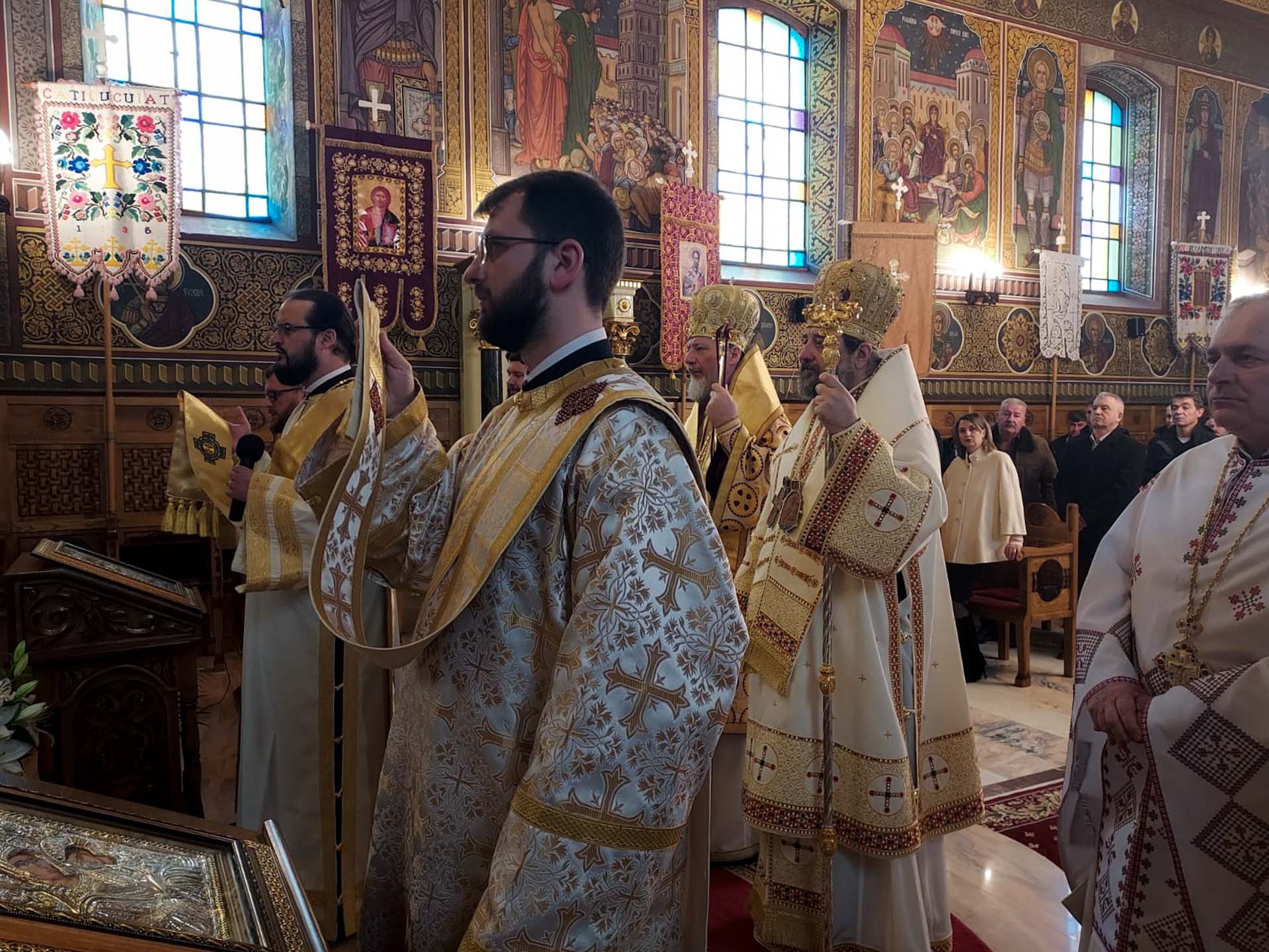 Duminica Iertării, în Parohia Mândruloc. Liturghie Arhierească și Parastas pentru mama Pr. Stareț de la Mănăstirea „Sfinții Trei Ierarhi” din Iași