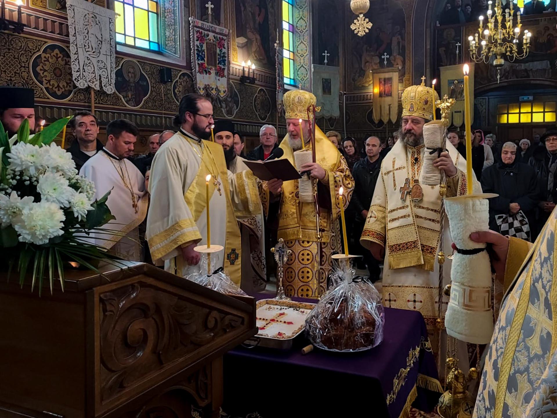 Duminica Iertării, în Parohia Mândruloc. Liturghie Arhierească și Parastas pentru mama Pr. Stareț de la Mănăstirea „Sfinții Trei Ierarhi” din Iași