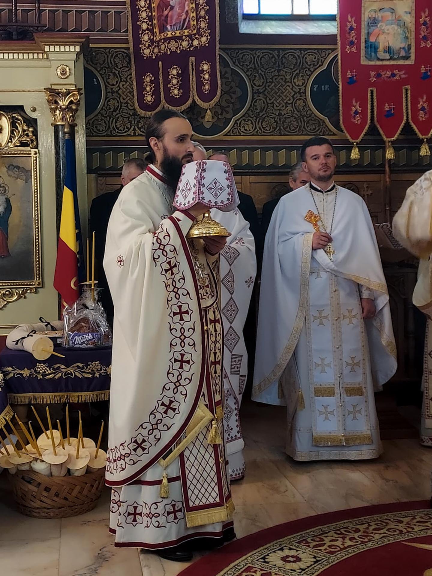 Duminica Iertării, în Parohia Mândruloc. Liturghie Arhierească și Parastas pentru mama Pr. Stareț de la Mănăstirea „Sfinții Trei Ierarhi” din Iași