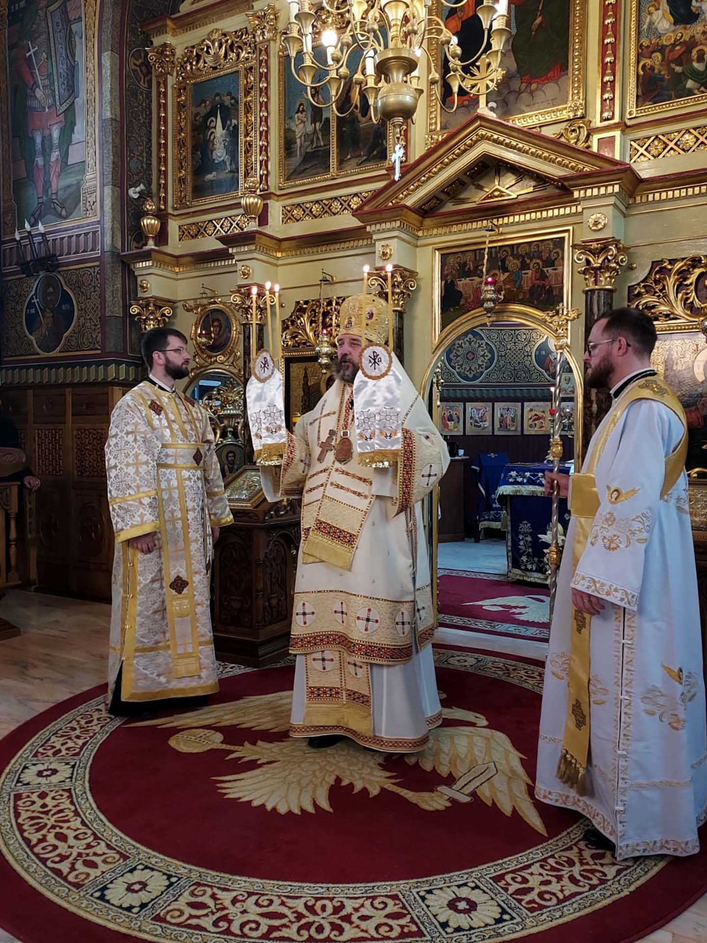 Duminica Iertării, în Parohia Mândruloc. Liturghie Arhierească și Parastas pentru mama Pr. Stareț de la Mănăstirea „Sfinții Trei Ierarhi” din Iași