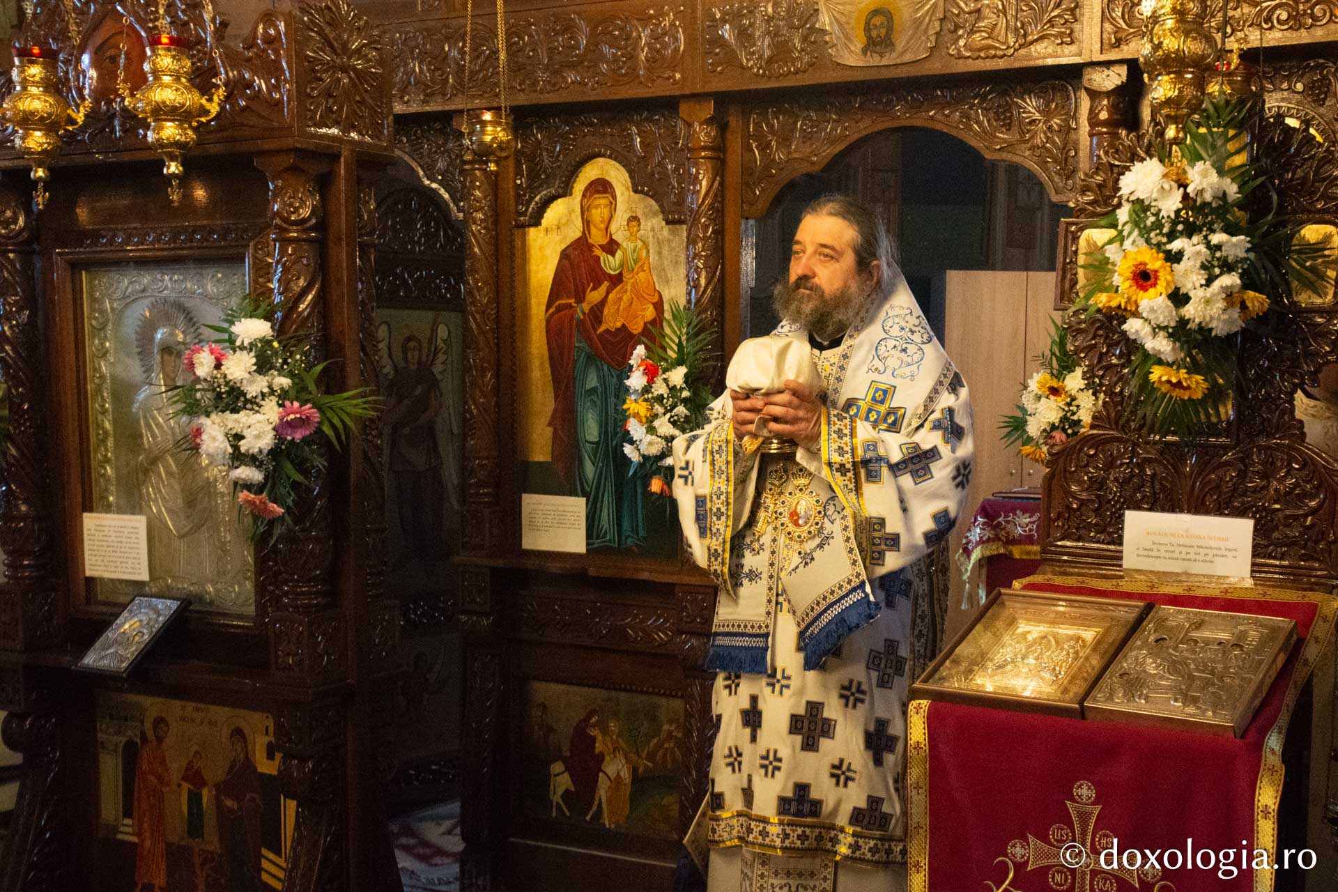 Slujire arhierească la Tătăruși-Uda: Parohia are, începând de astăzi, un nou preot paroh