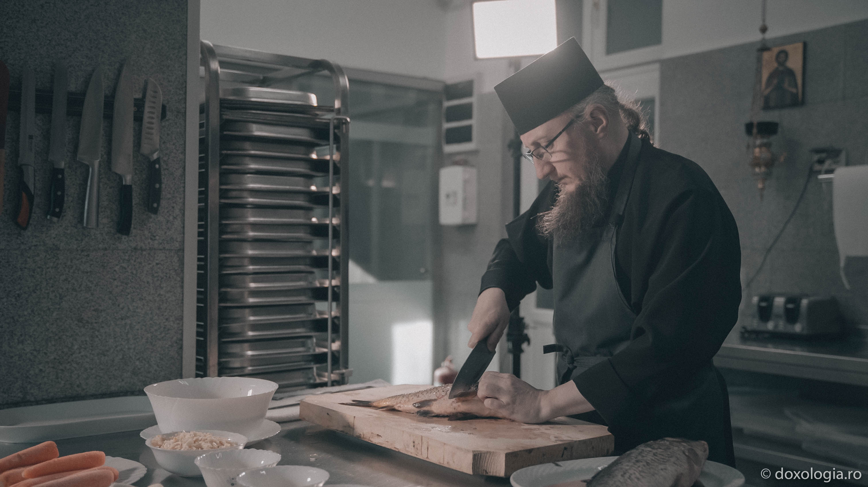 Piftie din pește – rețeta părintelui Silvan, bucătarul Mănăstirii Sihăstria