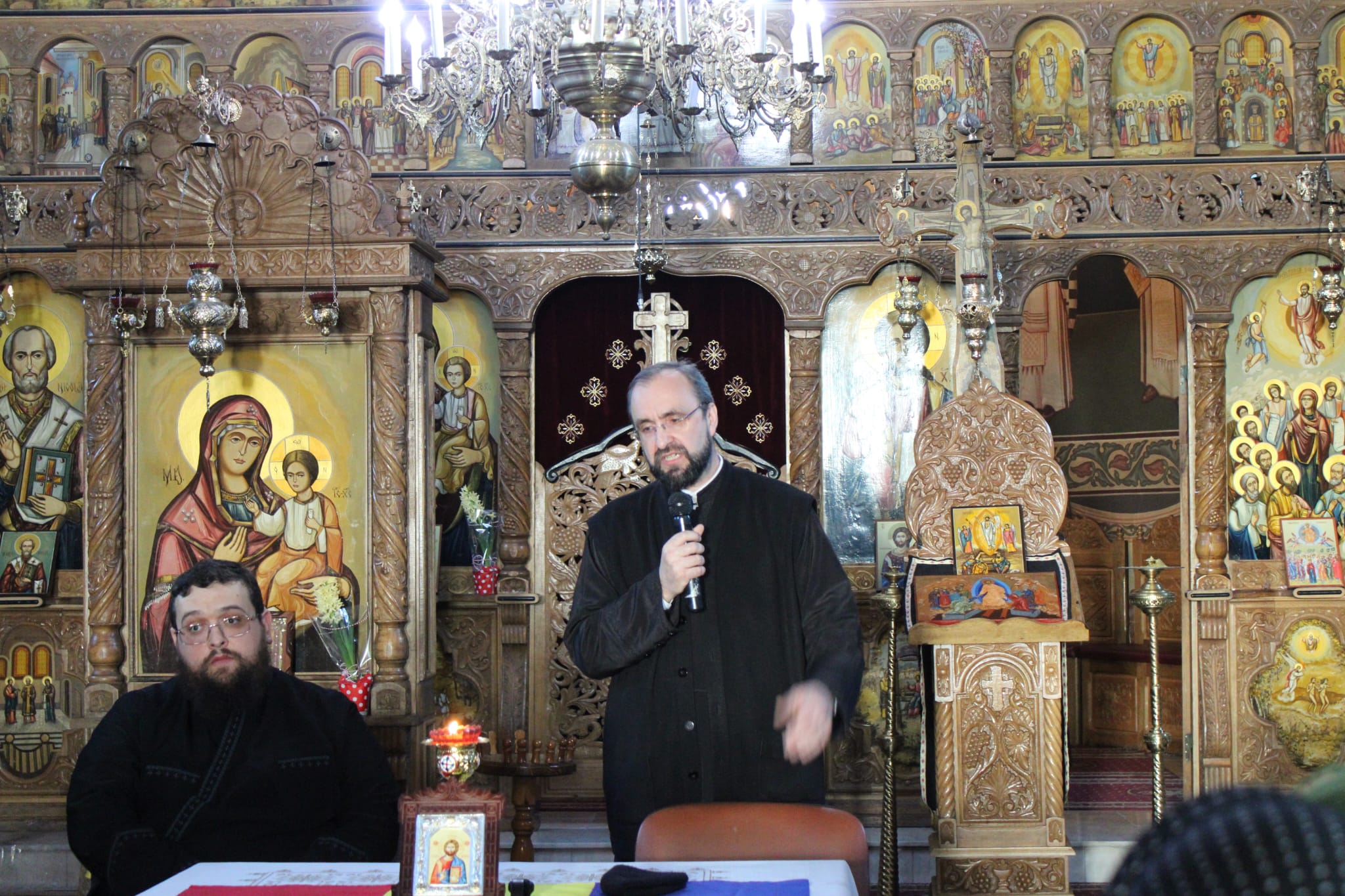 Discuții despre adicții cu credincioșii de la Parohia ieșeană Buznea