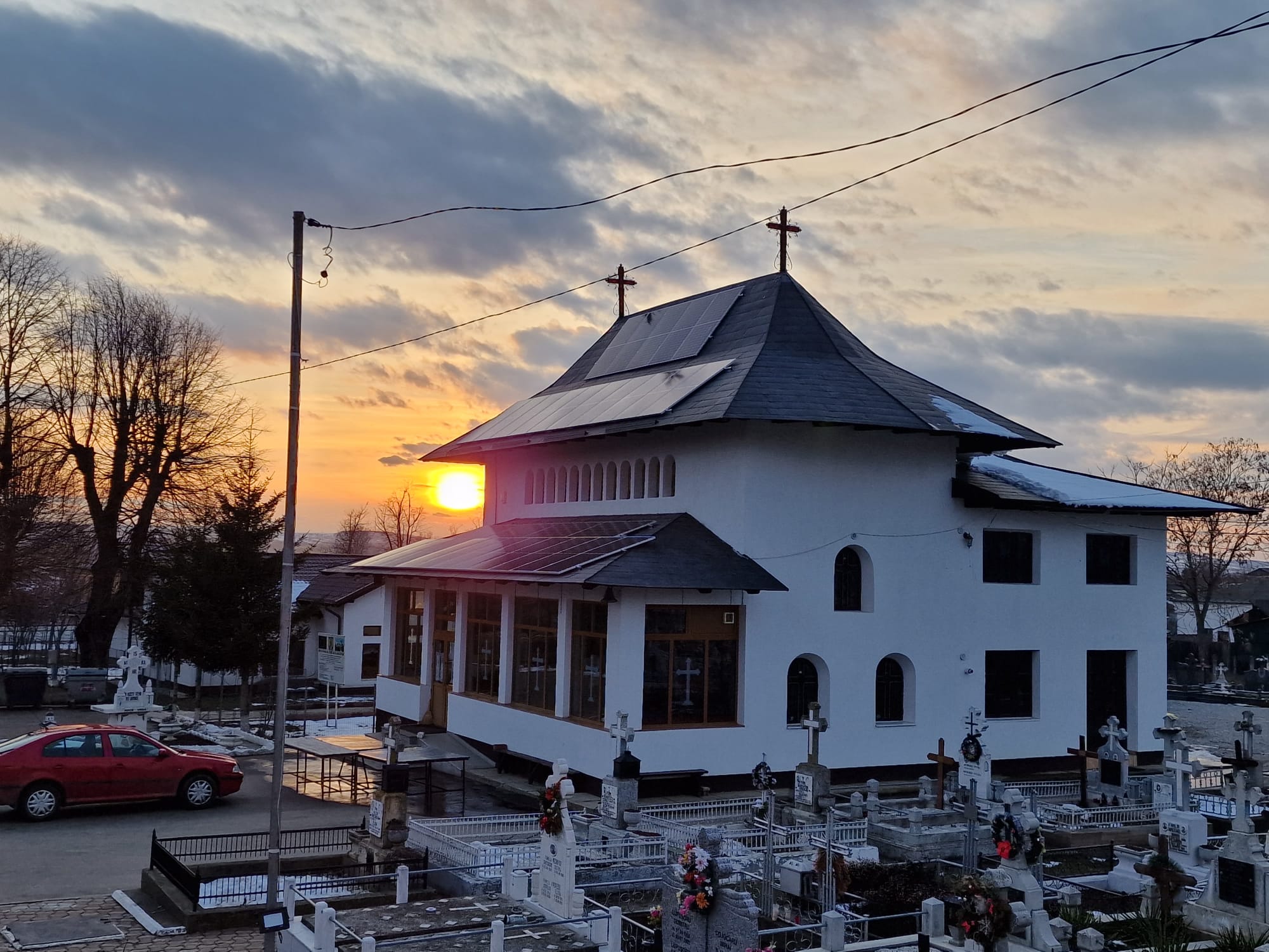 Energie verde într-o biserică din județul Botoșani: Ansamblul parohial din Bucecea produce electricitate pentru consumul propriu, dar și pentru rețeaua generală