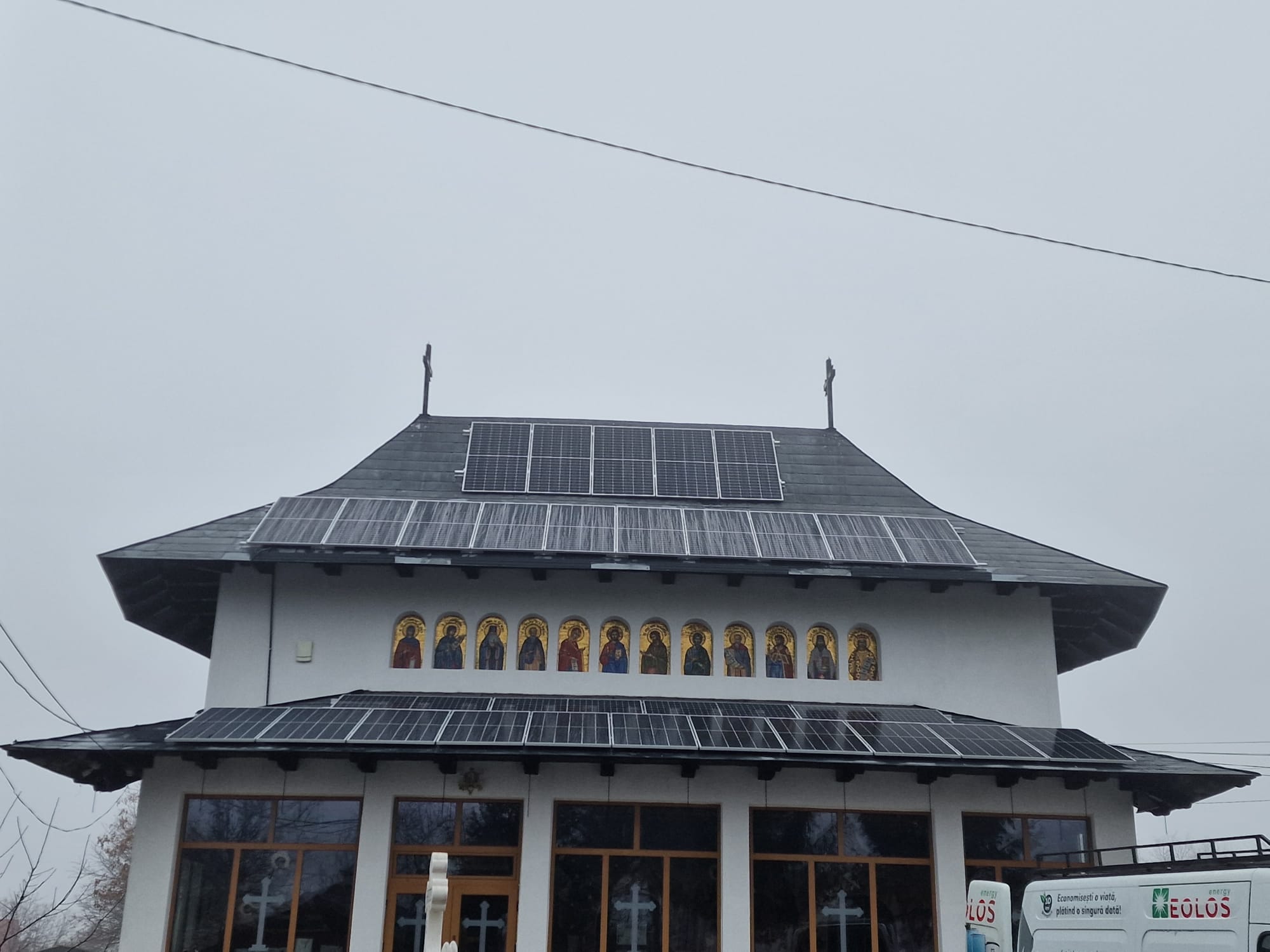Energie verde într-o biserică din județul Botoșani: Ansamblul parohial din Bucecea produce electricitate pentru consumul propriu, dar și pentru rețeaua generală