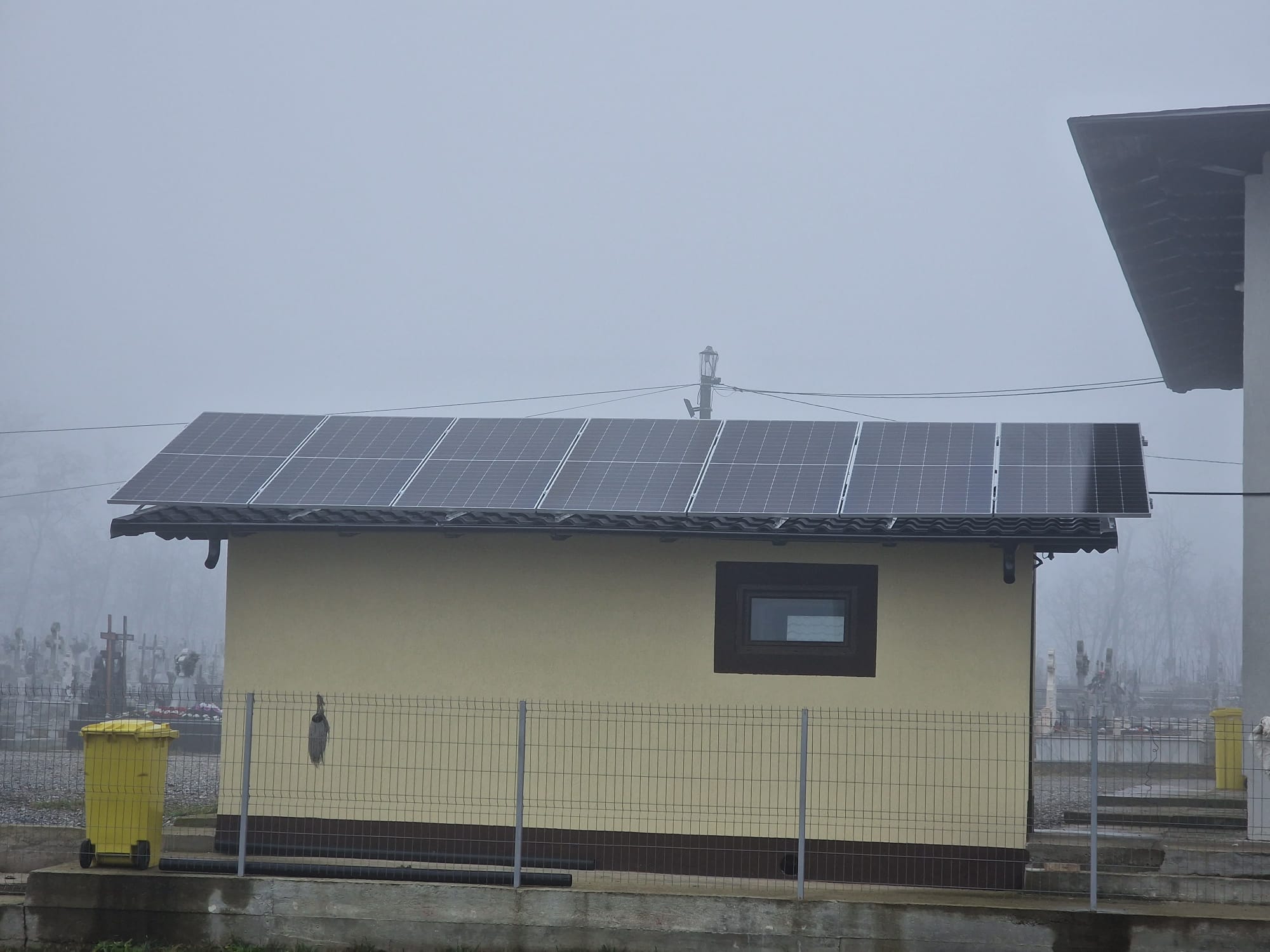 Energie verde într-o biserică din județul Botoșani: Ansamblul parohial din Bucecea produce electricitate pentru consumul propriu, dar și pentru rețeaua generală