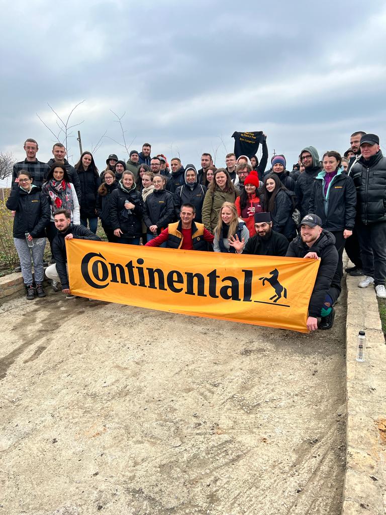 Parohia „Sfântul Nicolae” din Tăutești, un loc plin de viață: S-au plantat peste 700 de copaci