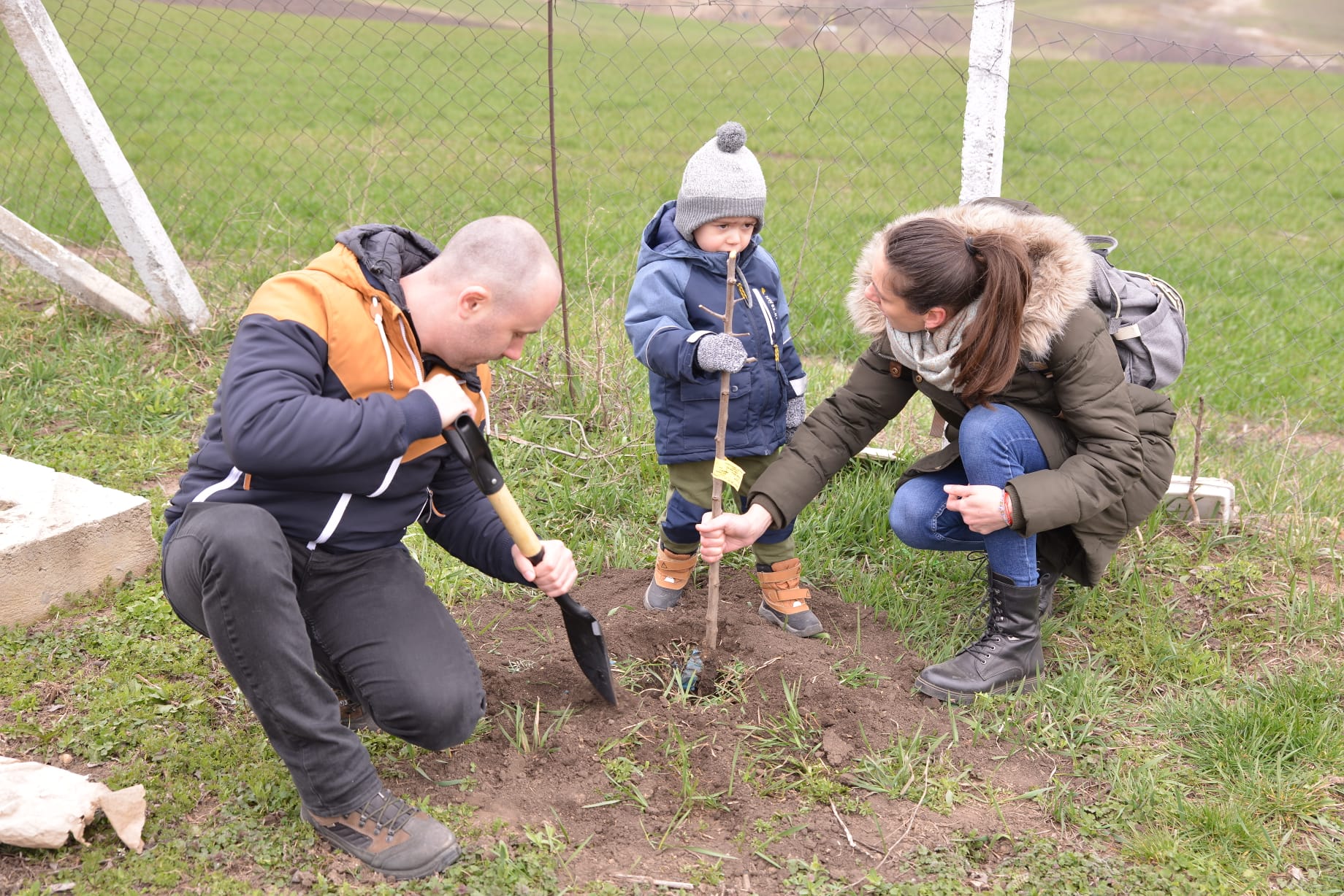 Parohia „Sfântul Nicolae” din Tăutești, un loc plin de viață: S-au plantat peste 700 de copaci