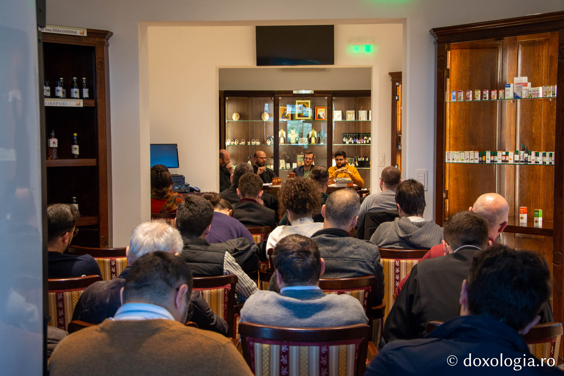 La Librăria Doxologia din Iași a avut loc lansarea volumului „Biserica și statul. Perspective diacronice asupra unei relații polivalente”