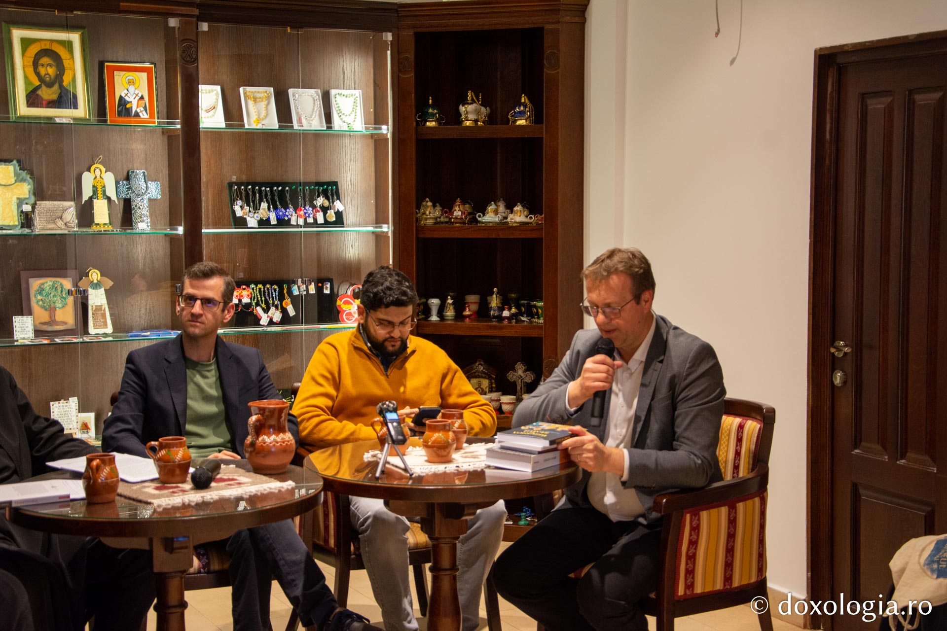 La Librăria Doxologia din Iași a avut loc lansarea volumului „Biserica și statul. Perspective diacronice asupra unei relații polivalente”