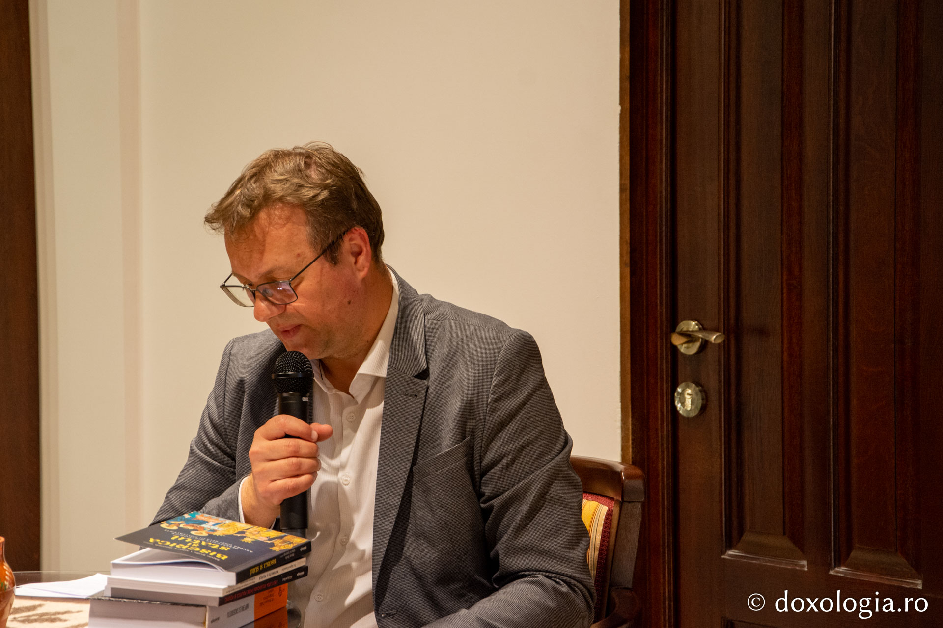 La Librăria Doxologia din Iași a avut loc lansarea volumului „Biserica și statul. Perspective diacronice asupra unei relații polivalente”