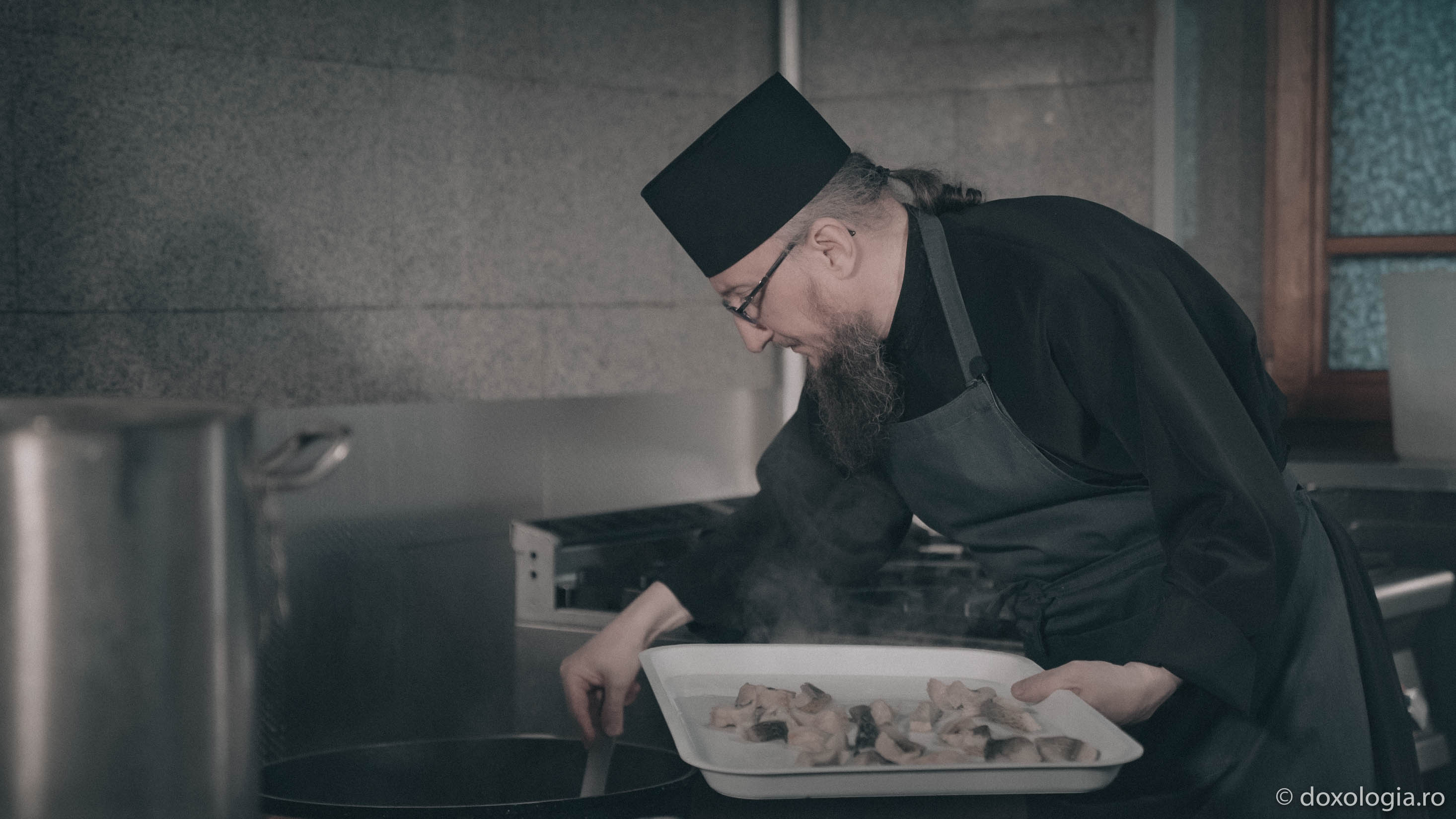 Piftie din pește – rețeta părintelui Silvan, bucătarul Mănăstirii Sihăstria