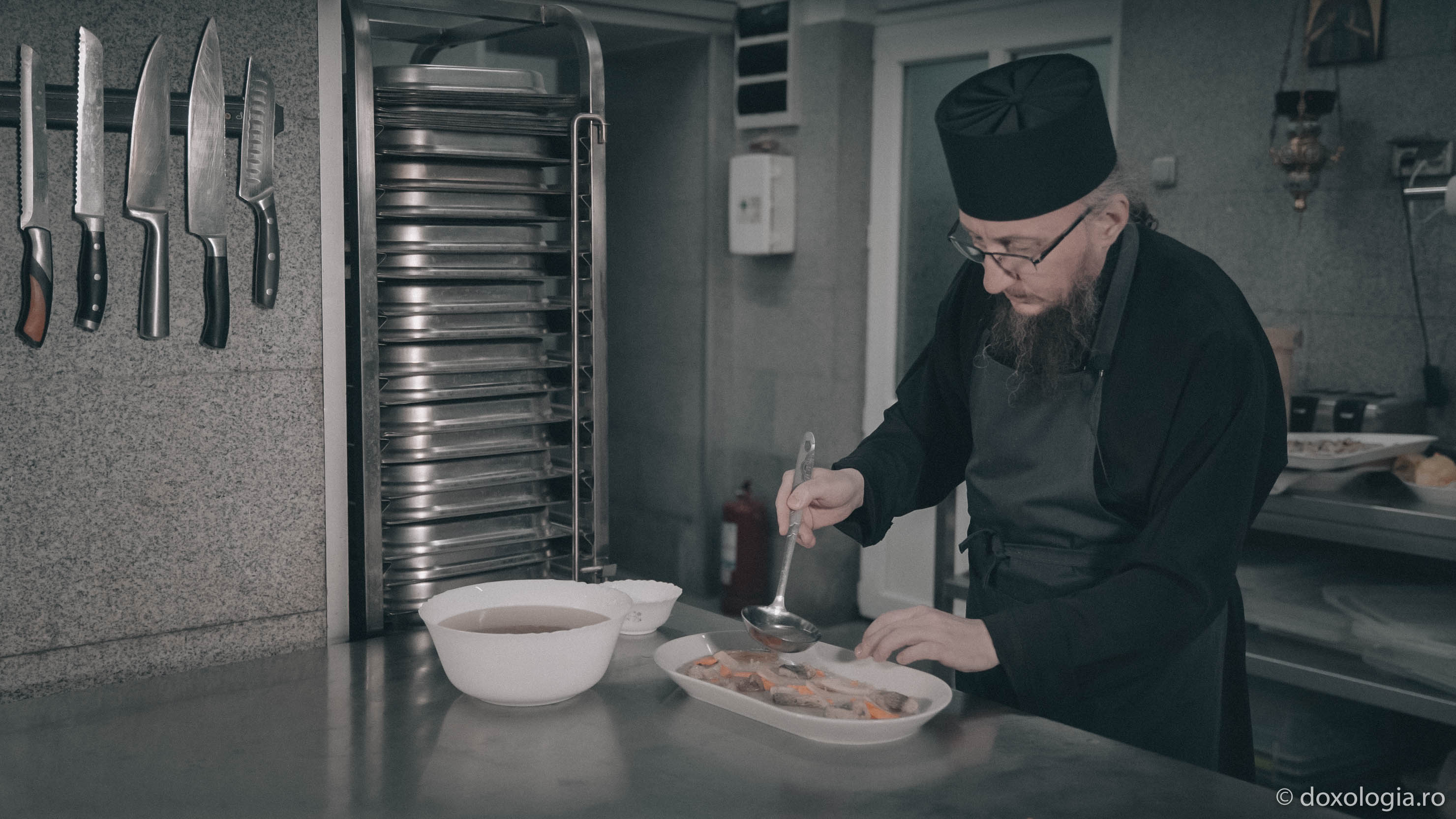 Piftie din pește – rețeta părintelui Silvan, bucătarul Mănăstirii Sihăstria