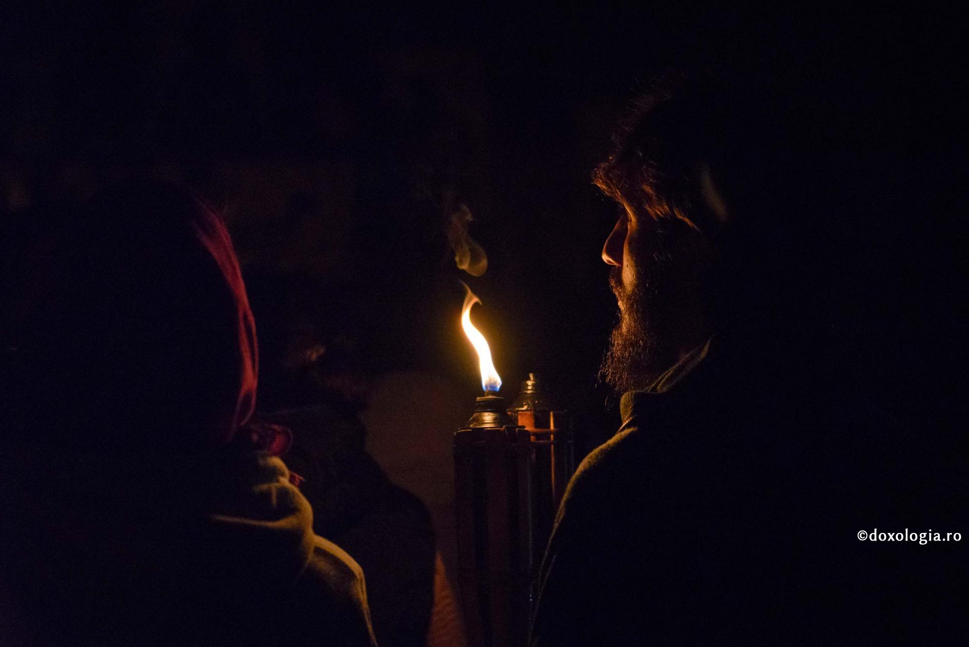 Bărbatul adevărat iubește și se jertfește / Foto: Ștefan Cojocariu bărbat cu torța în mână
