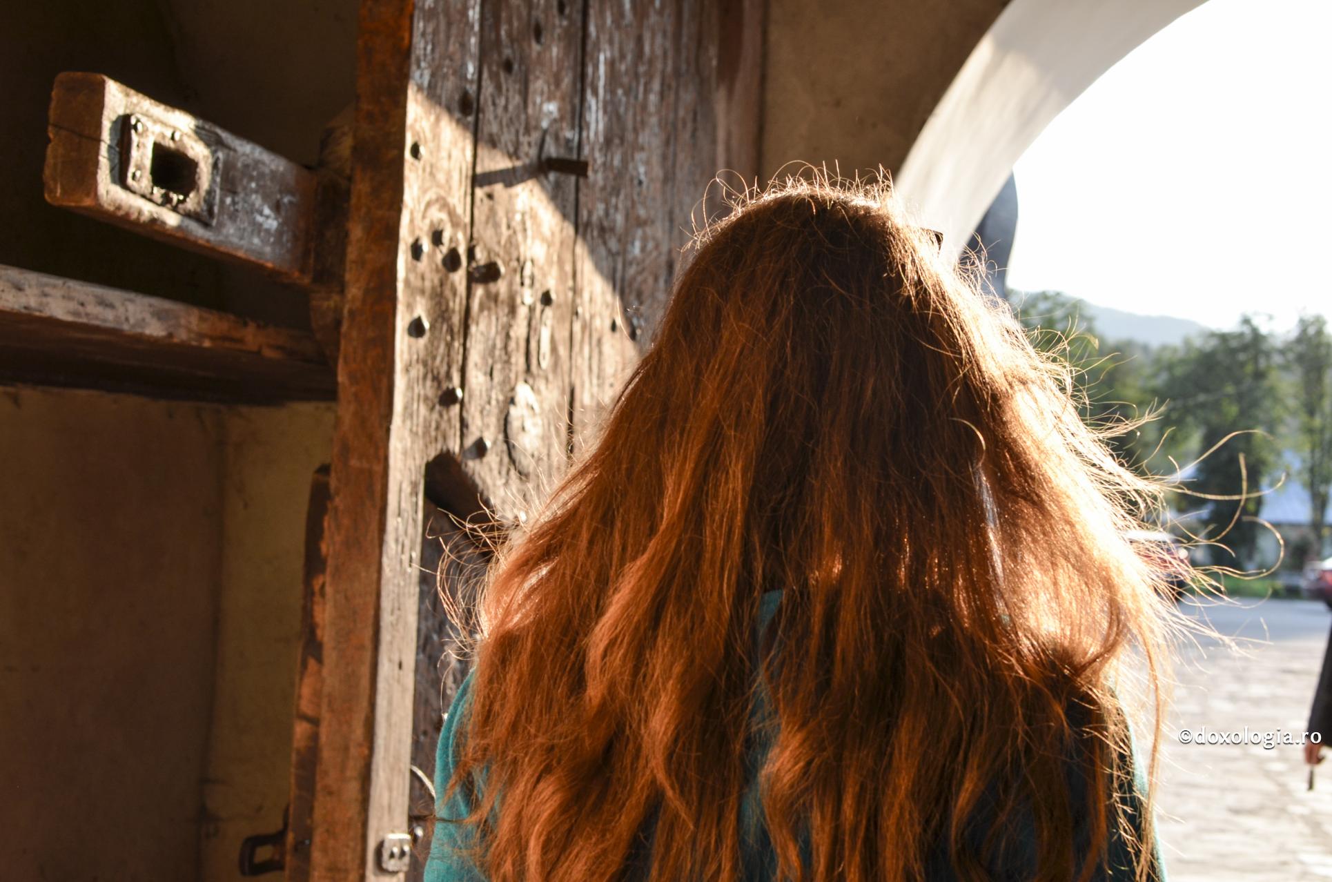 Când cerem binecuvântarea părinților? / Foto: Valentina Bîrgăoanu tânără intrând pe poarta mănăstirii