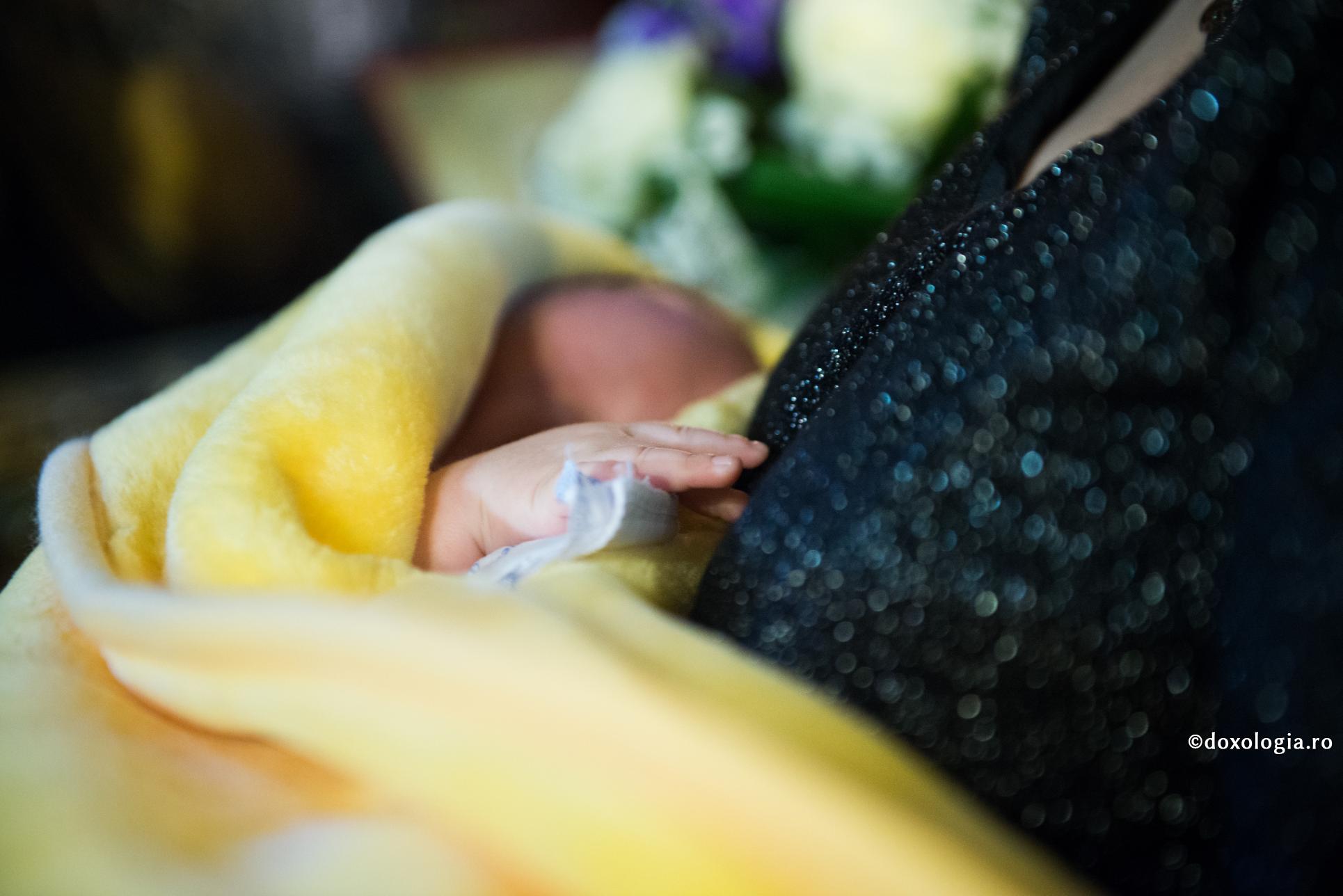 Cum poți depăși depresia postnatală? / Foto: Oana Nechifor bebeluș în brațe