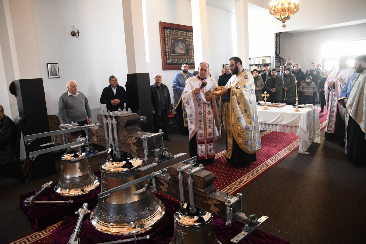 Foto: Constantin Ciofu Clopotele bisericii Parohiei Beldiman – Valea Lupului au fost sfințite