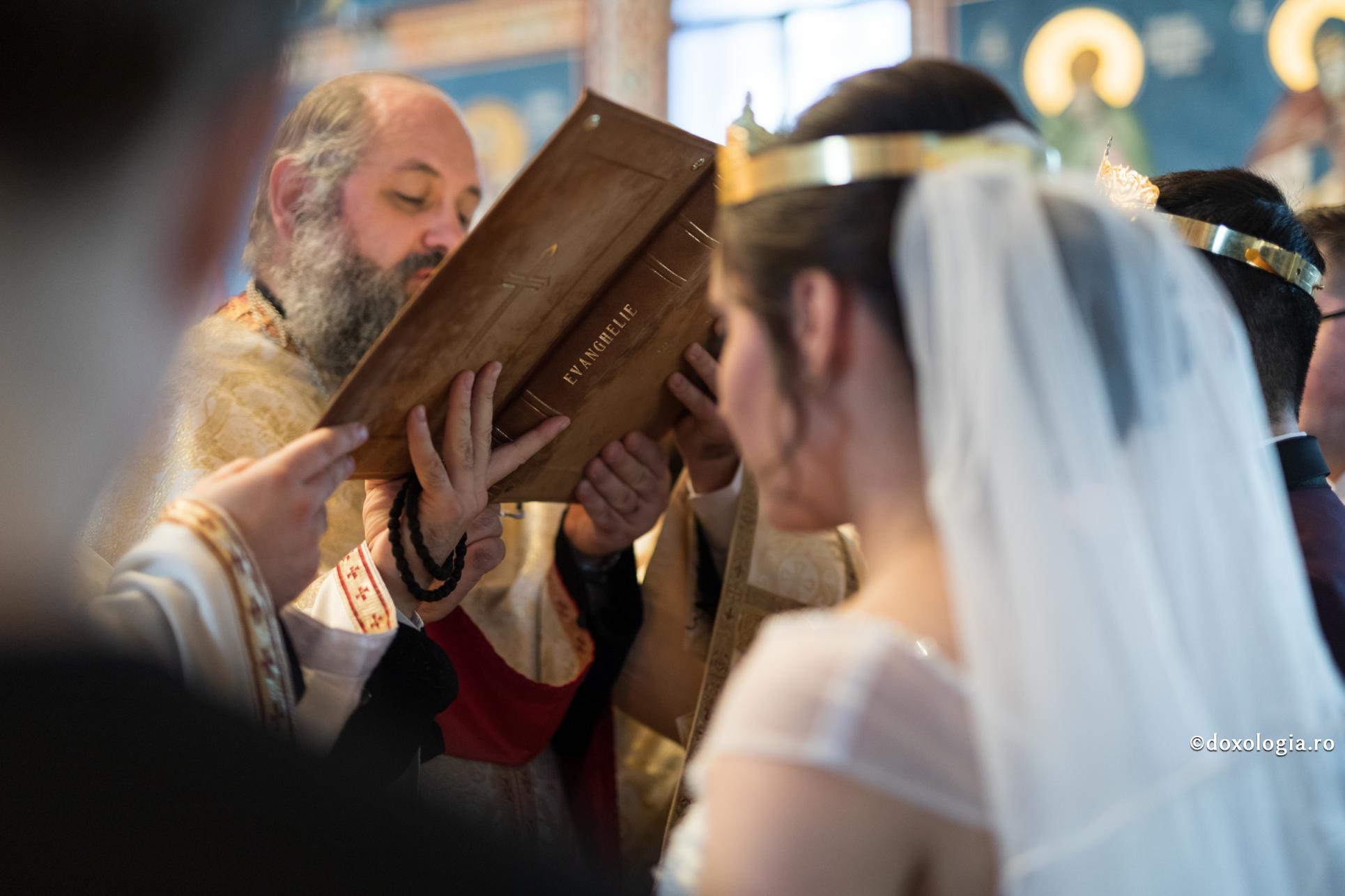 Explicații la ritualul Tainei Cununiei (II) / Foto: Oana Nechifor cununie religioasă